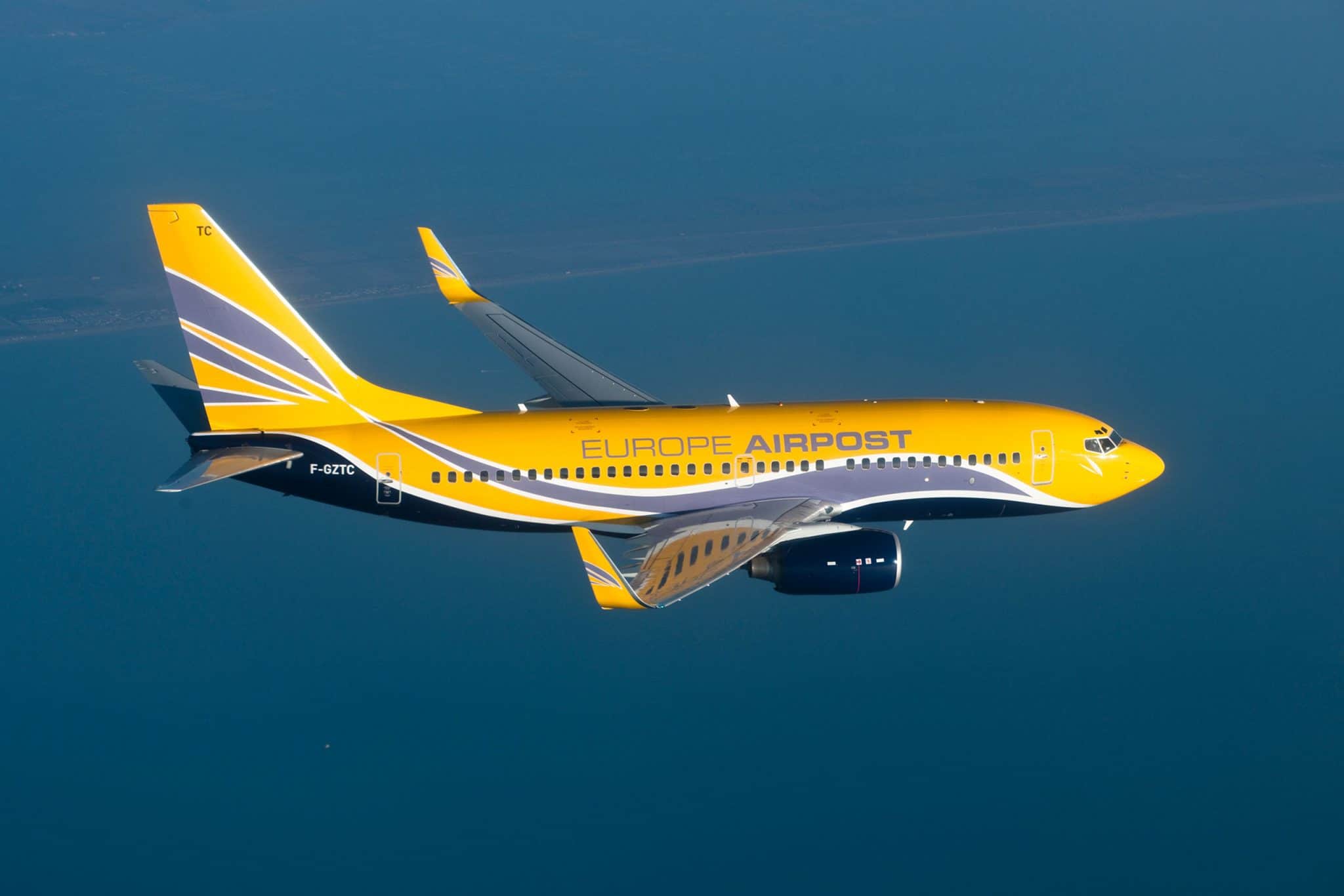 Boeing 737 de la flotte d'ASL Airlines en vol. photographie aérienne