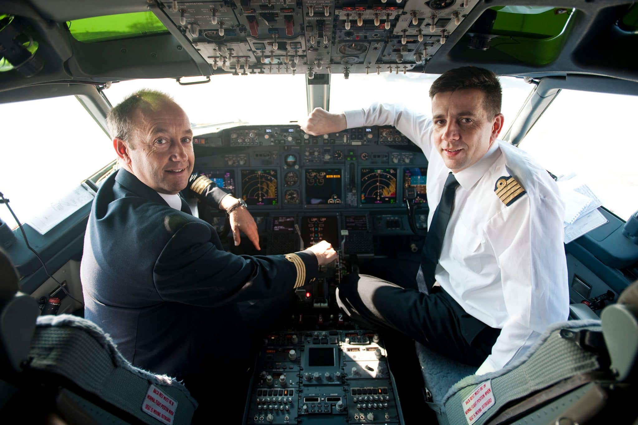Pilotes de chez ASL Airlines dans le cockpit