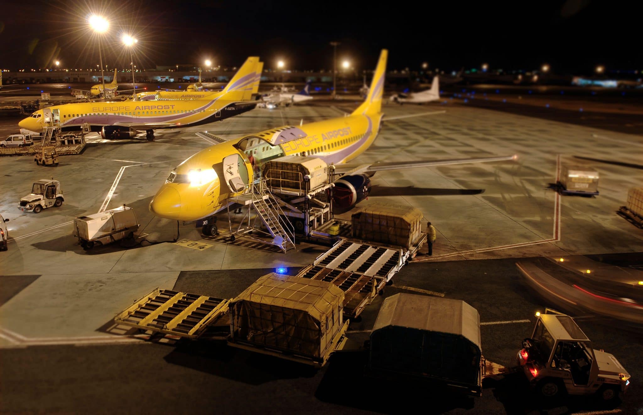 Flotte aérienne ASL Airlines. Quick change sur le tarmac à Roissy Charles de Gaulle