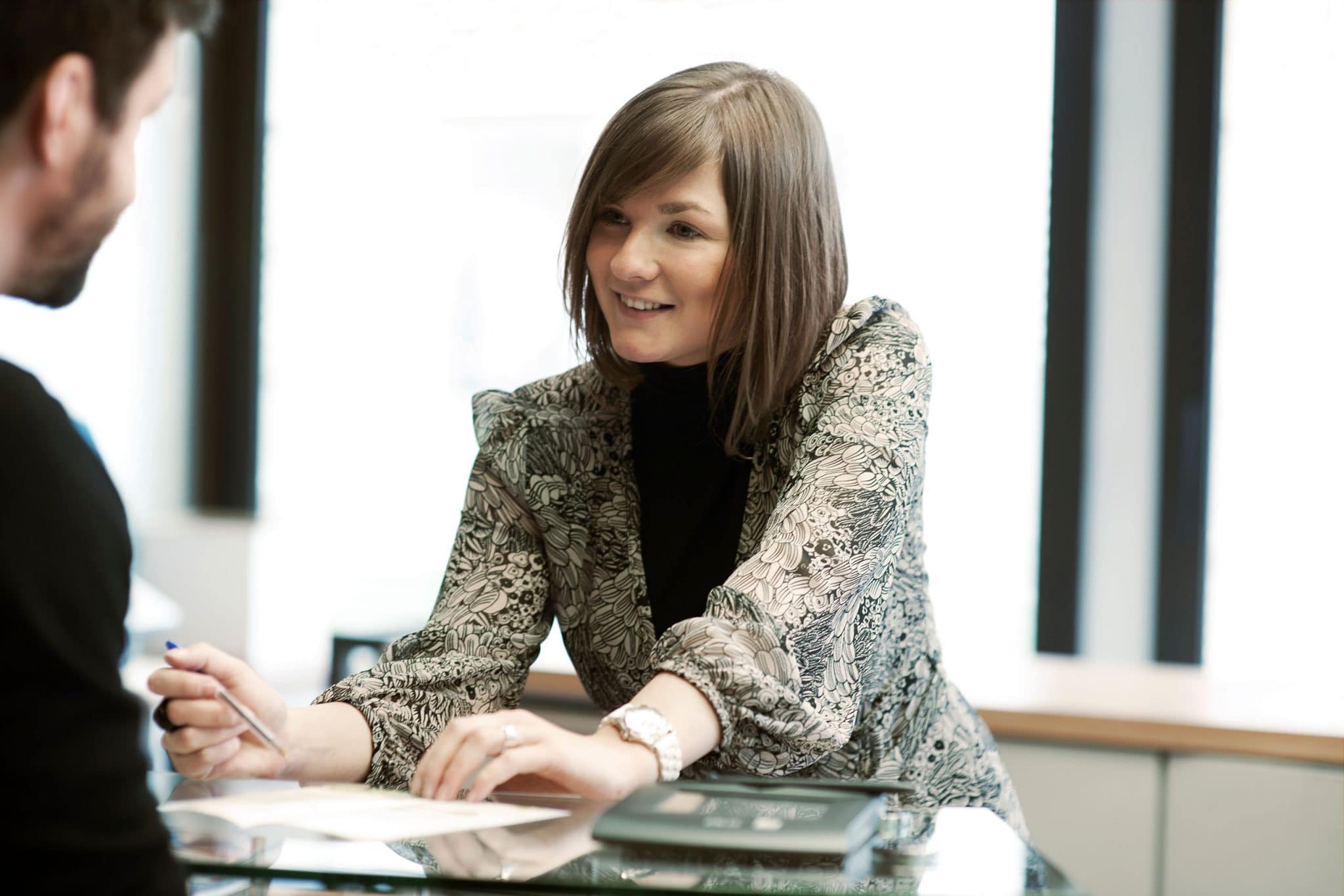 Portrait d'une hotesse d'accueil dans une agence de la Bred Banque Populaire