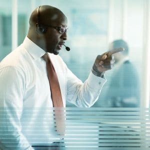 Portrait en situation d'un trader dans la salle des marchés de la Bred banque Populaire. reportage du photographe corporate Patrick Sordoillet