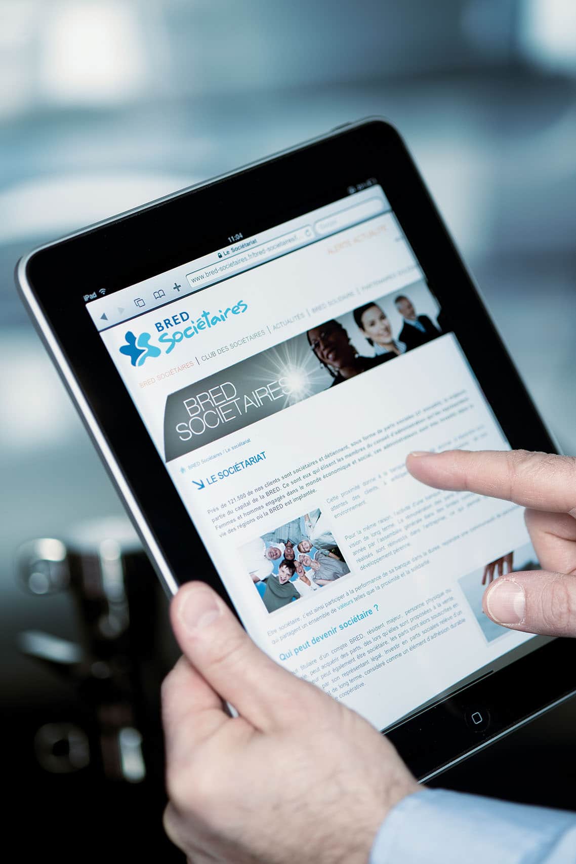 Photo d'une tablette pour illustrer le site en ligne de la Bred Banque Populaire
