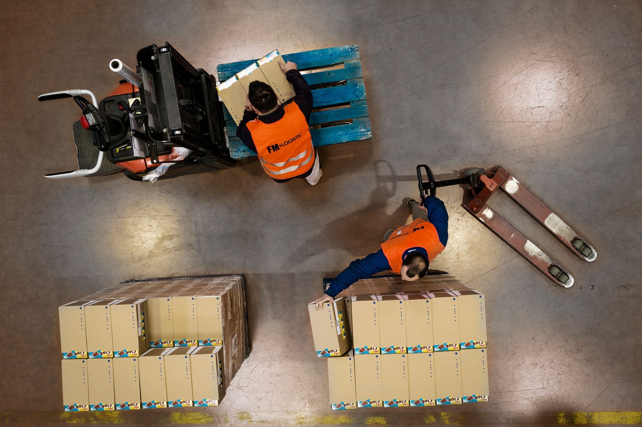 Photo de drone sur des ouvriers manutentionnaires dans un entrepot en gestion logistique chez FM Logistic