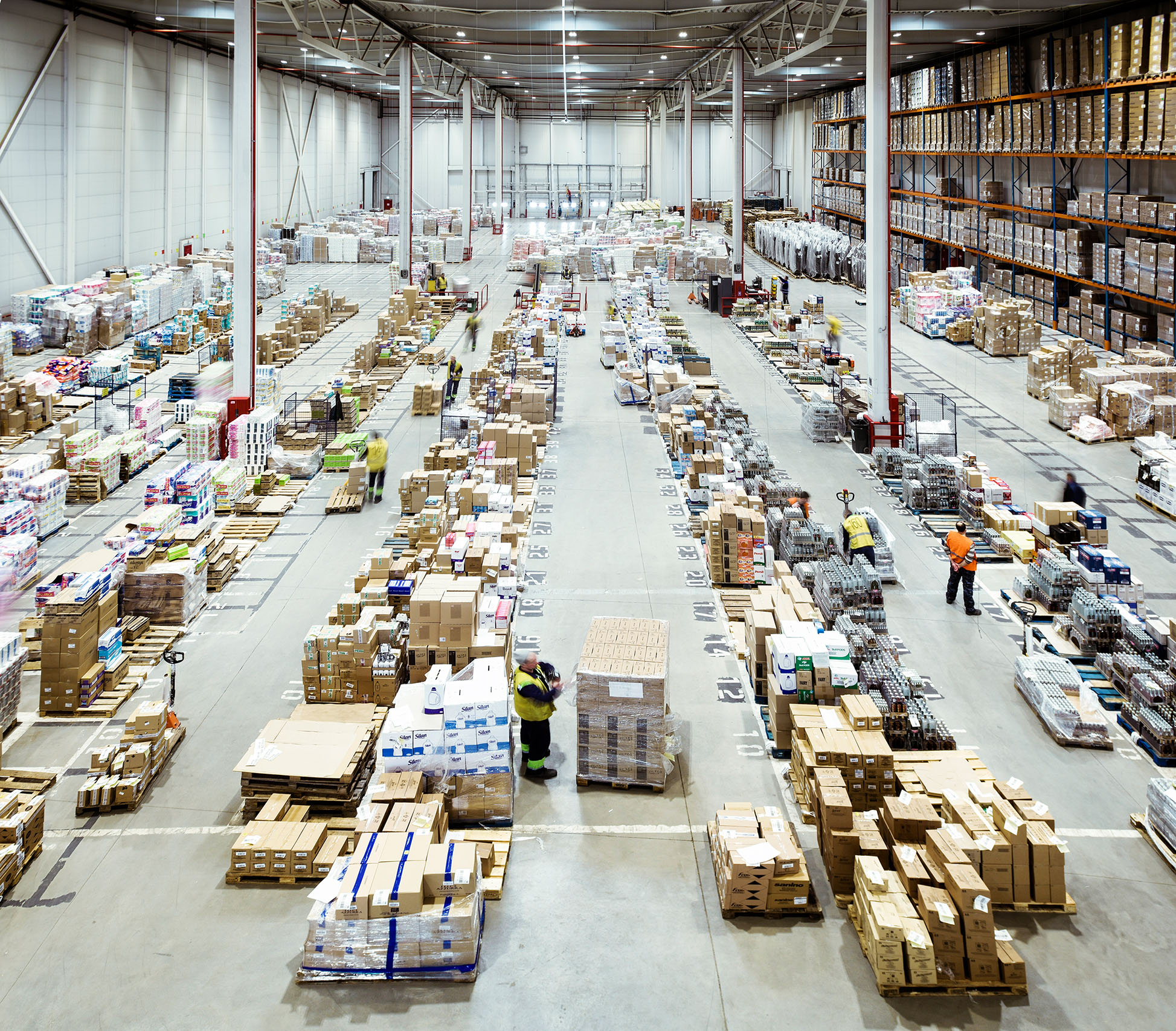 Immense entrepot de stockage géré par FM Logistic afin d'optimiser la gestion de la chaine logistique