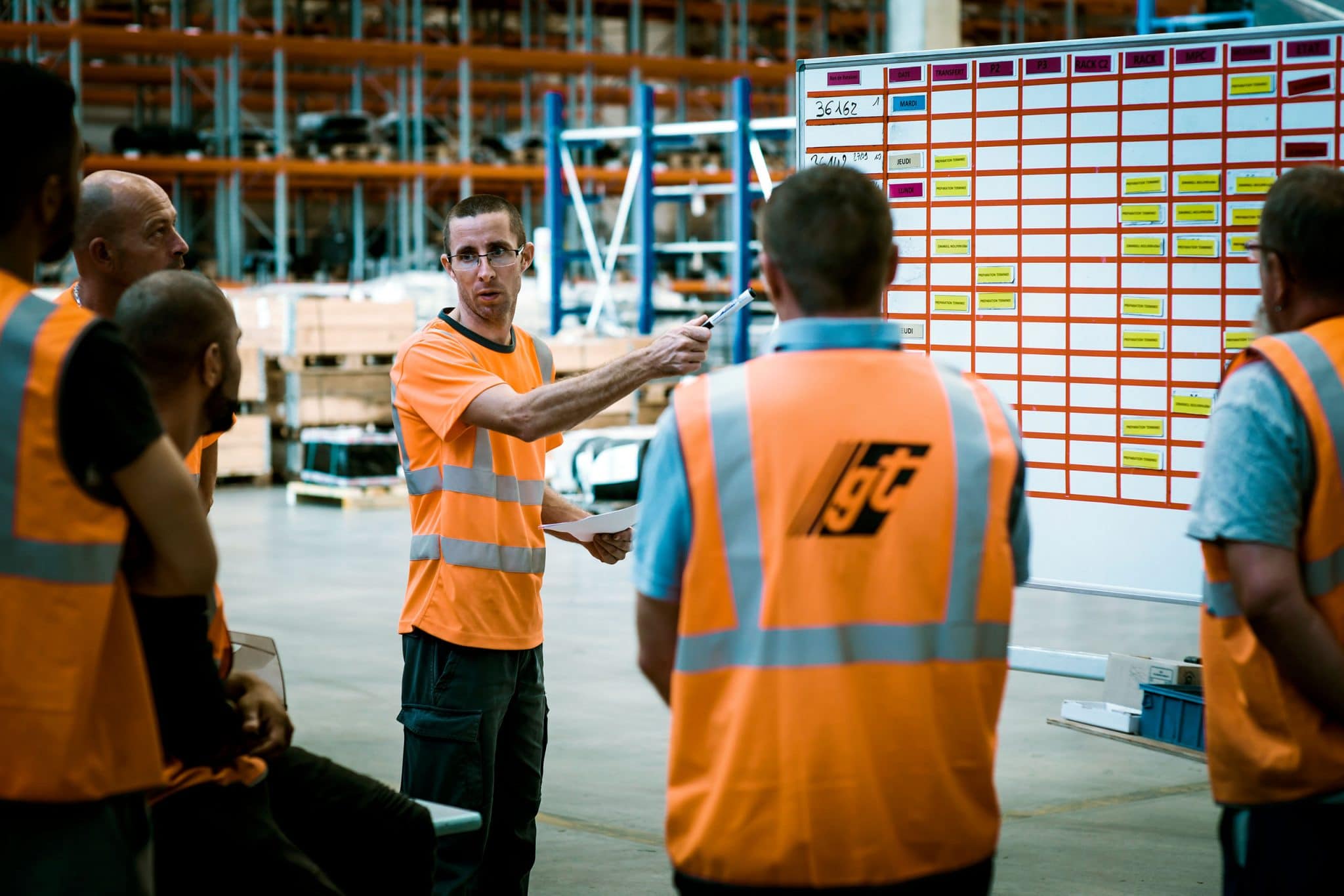 Réunion de travail à la gestion du stock chez GT Logistics