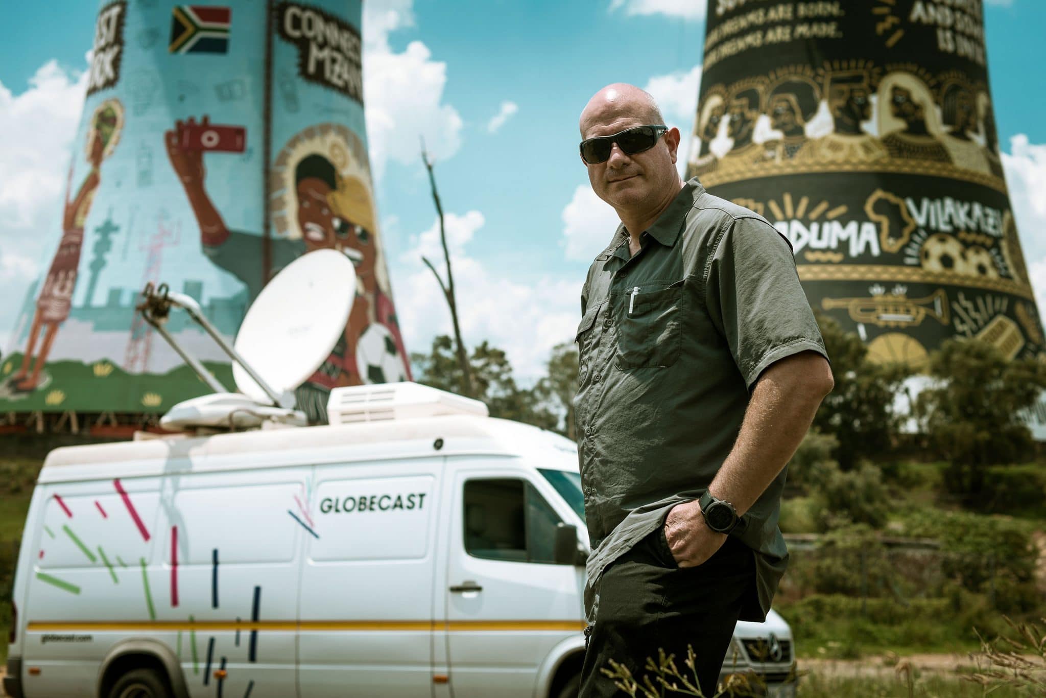 photo extérieure dans les faubourgs de Johannesburg avec une unité mobile SNG HD Hybride F-503/F-504