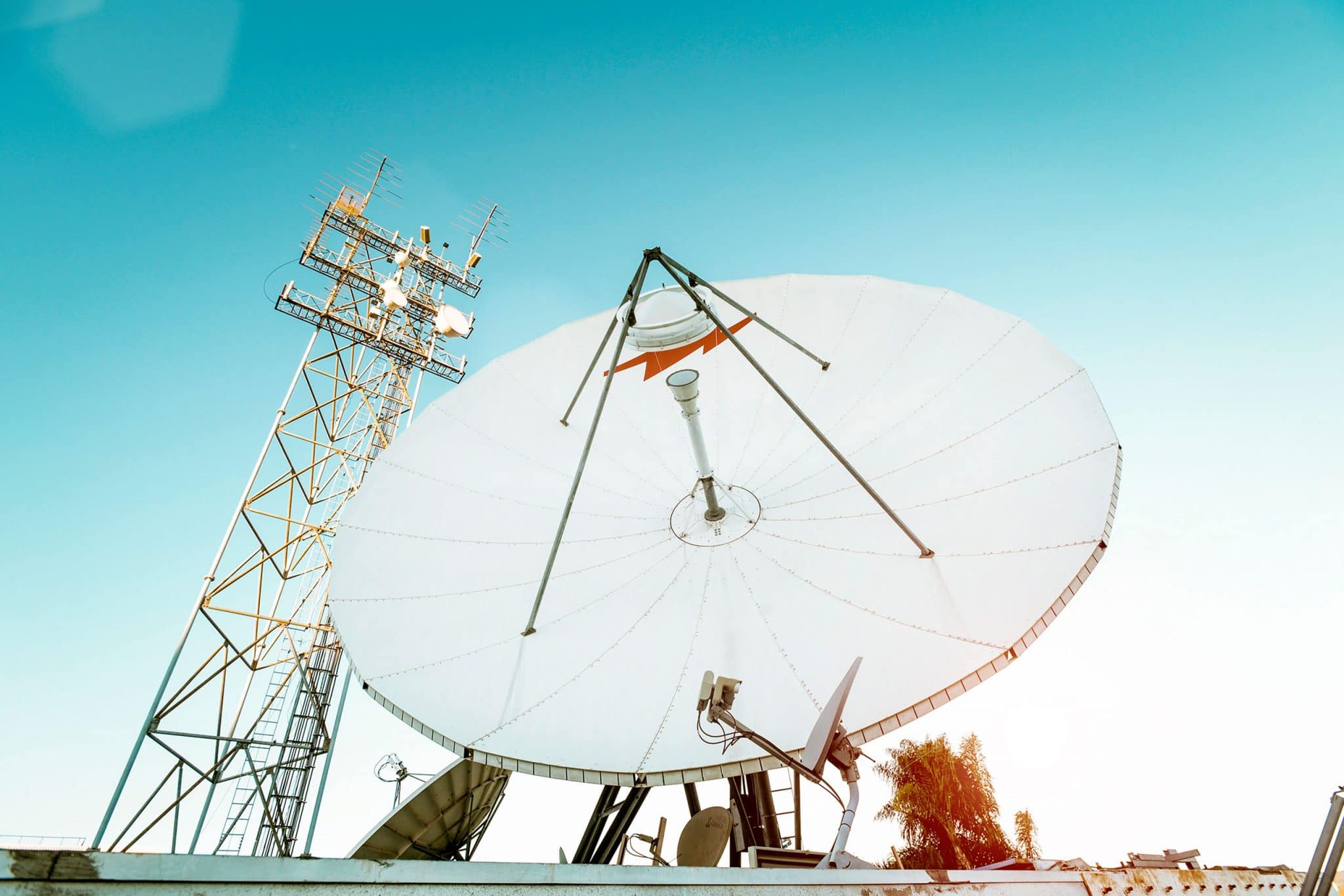 Antenne de réception des flux vidéos sur le toit du siège de Globecast USA à Los Angeles. Photographe professionnel à Paris