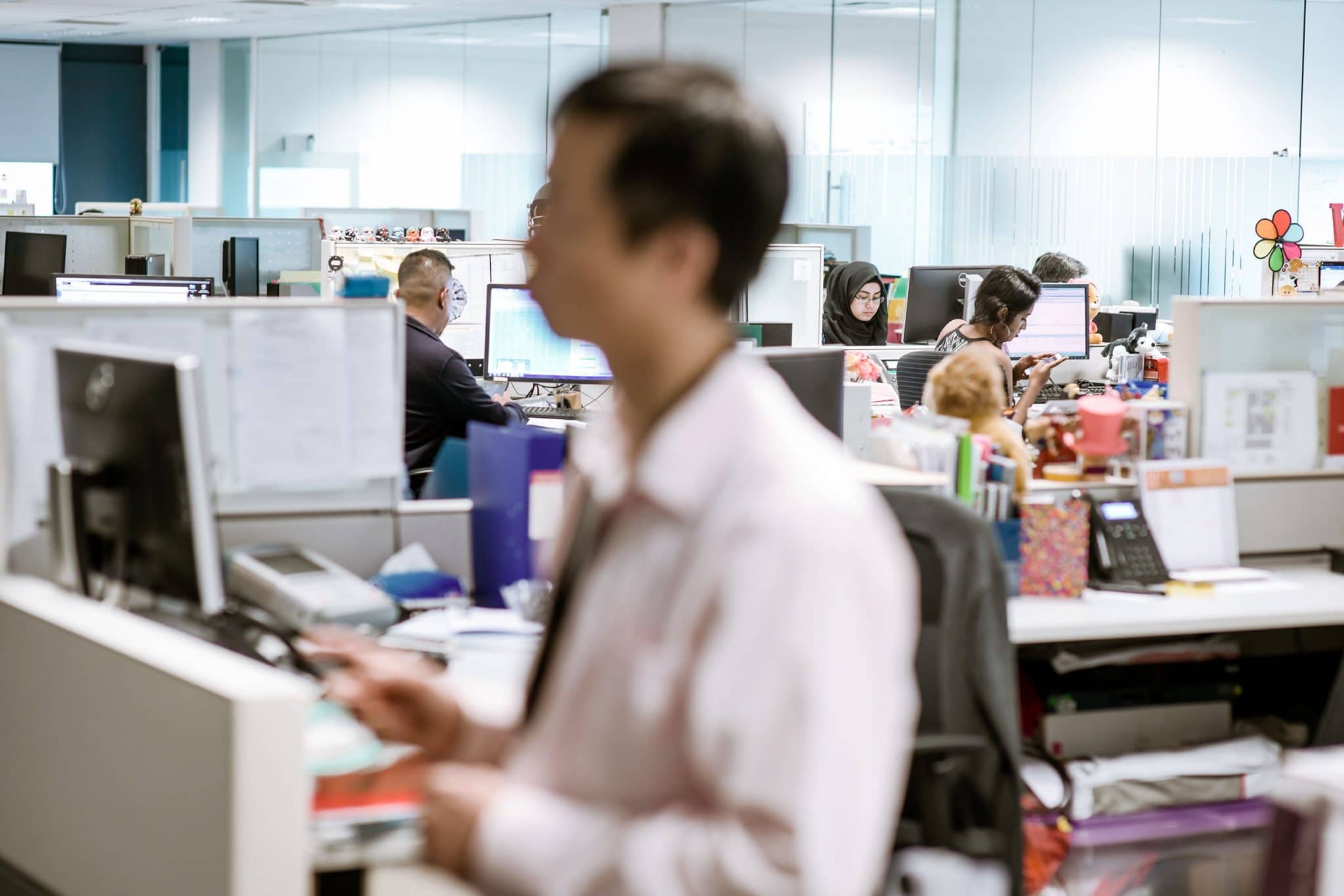 reportage en entreprise du photographe Patrick Sordoillet à Singapour pour Globecast.