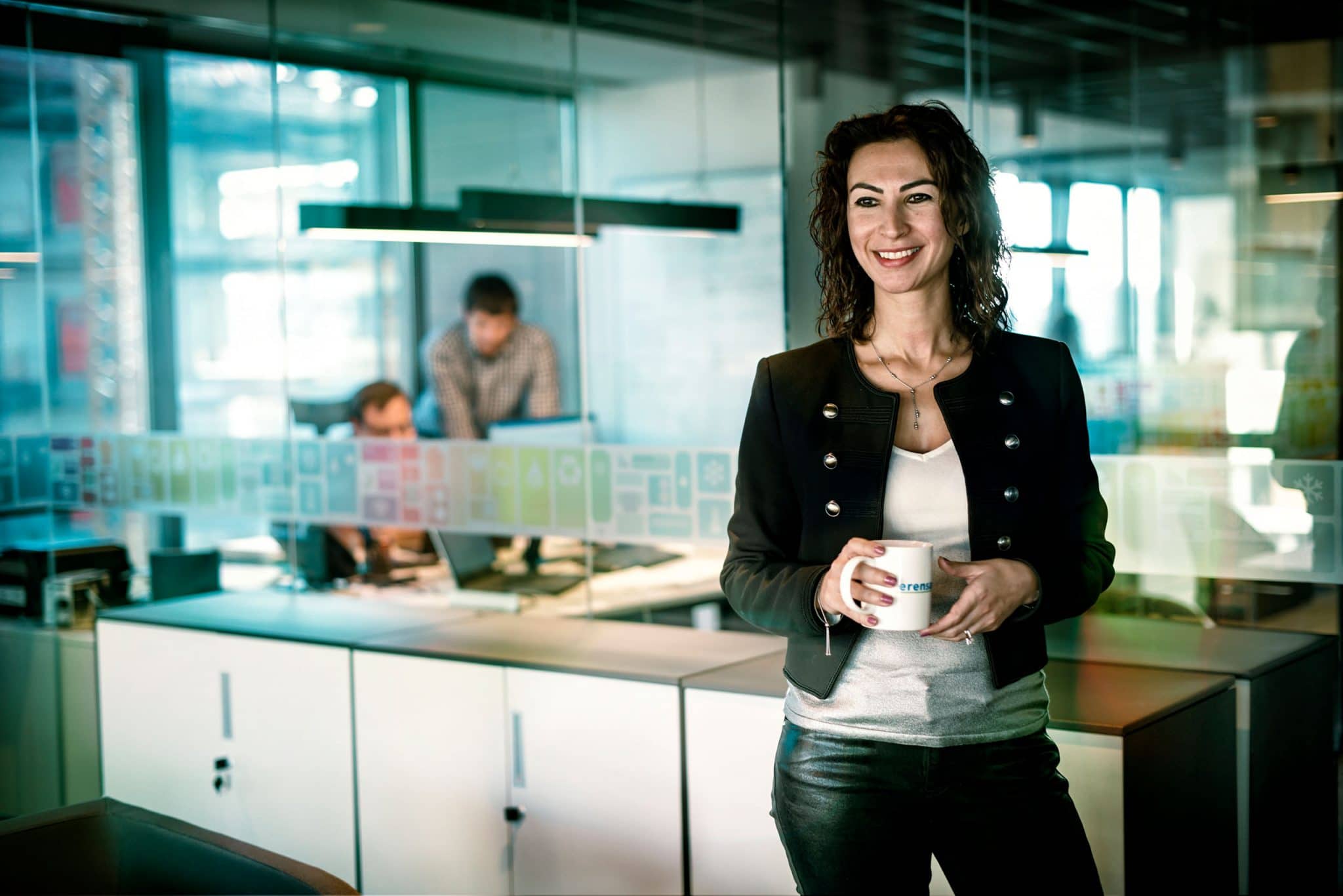 Portrait corporate d'une assistante de direction chez Erensan à Istanbul par le photographe corporate Patrick Sordoillet