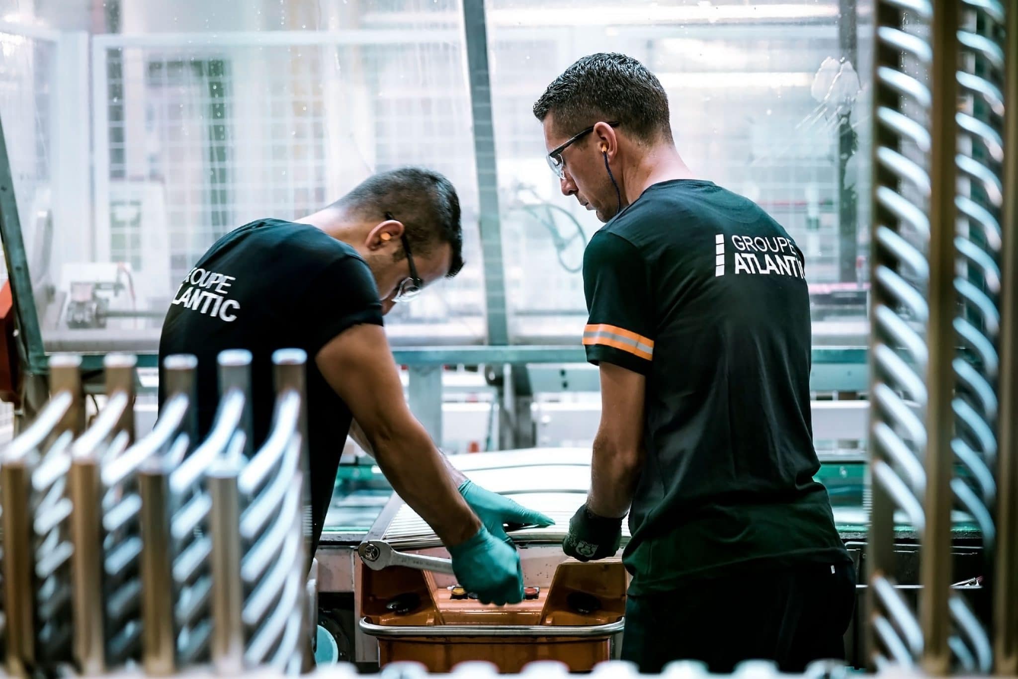 Chaine de production des sèche-serviettes eau chaude Attlantic . Test d'étanchéité