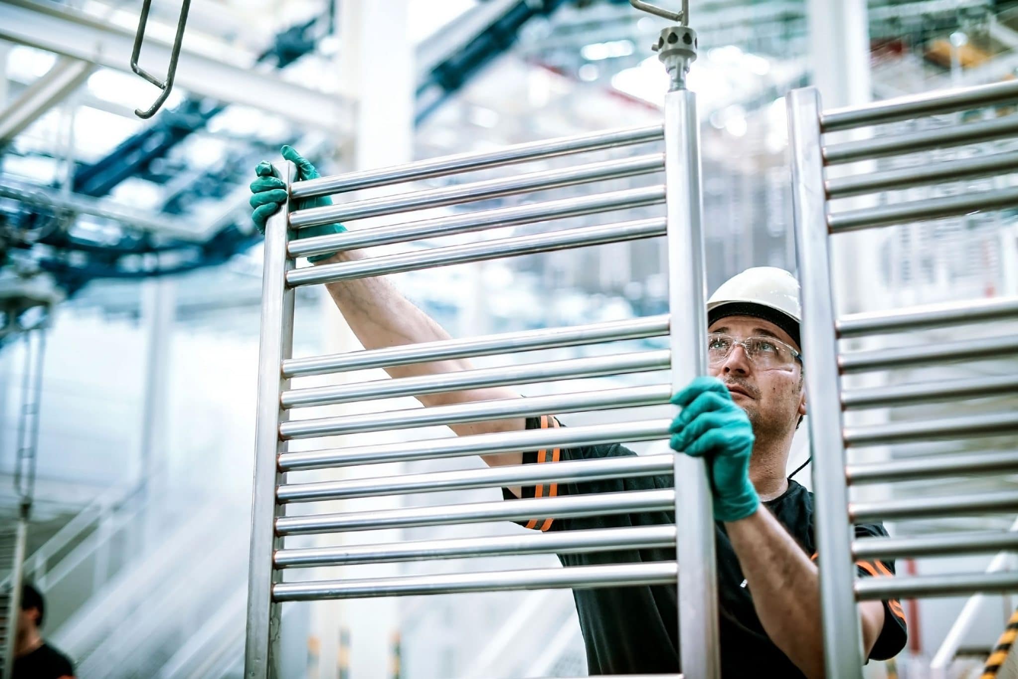 contrôle qualité sur la chaine de production des sèche-serviettes à l'usine d'Izmir du groupe Atlantic