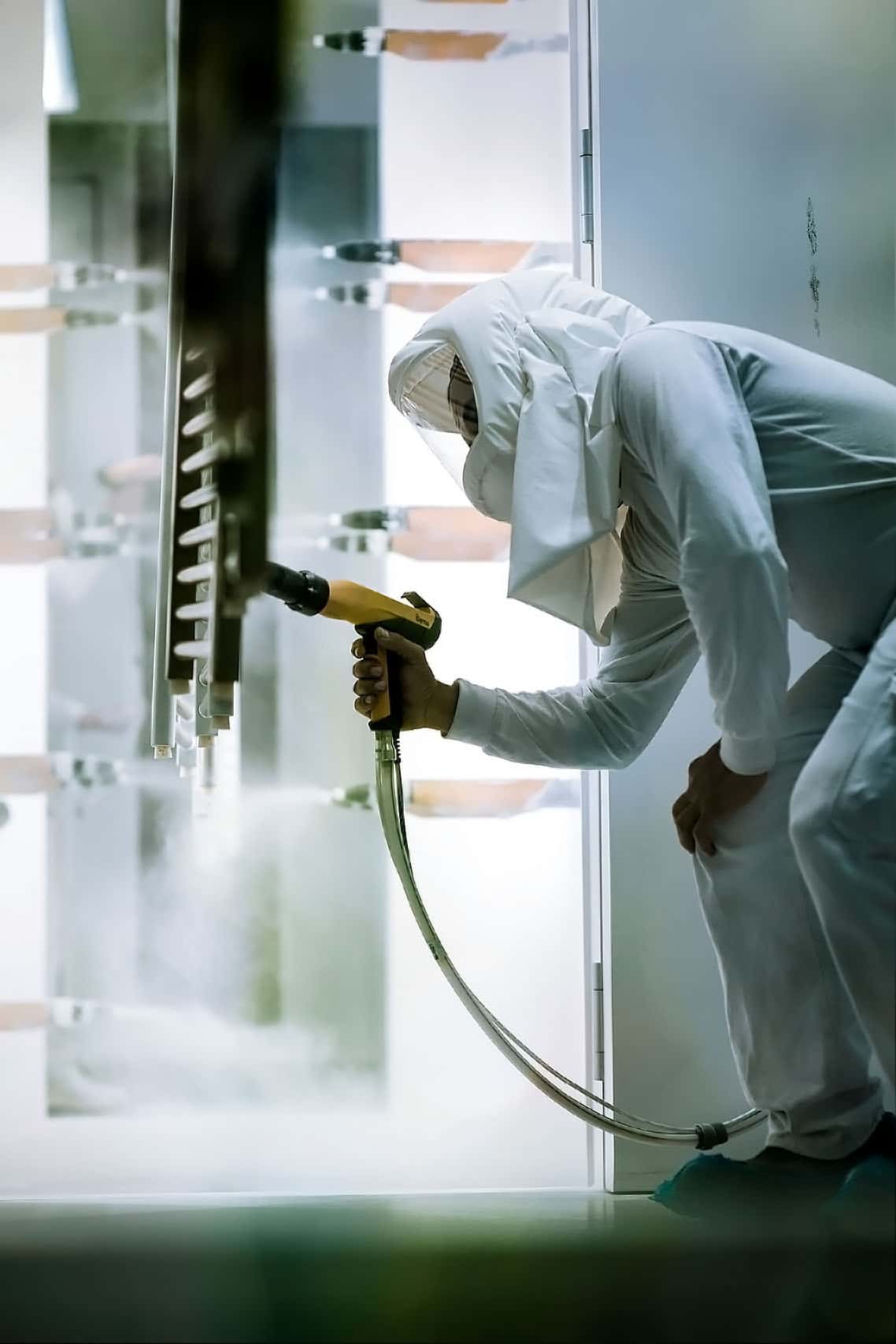 Mise en peinture des radiateurs sèche-serviette dans l'usine Atlantic à Izmir en turquie