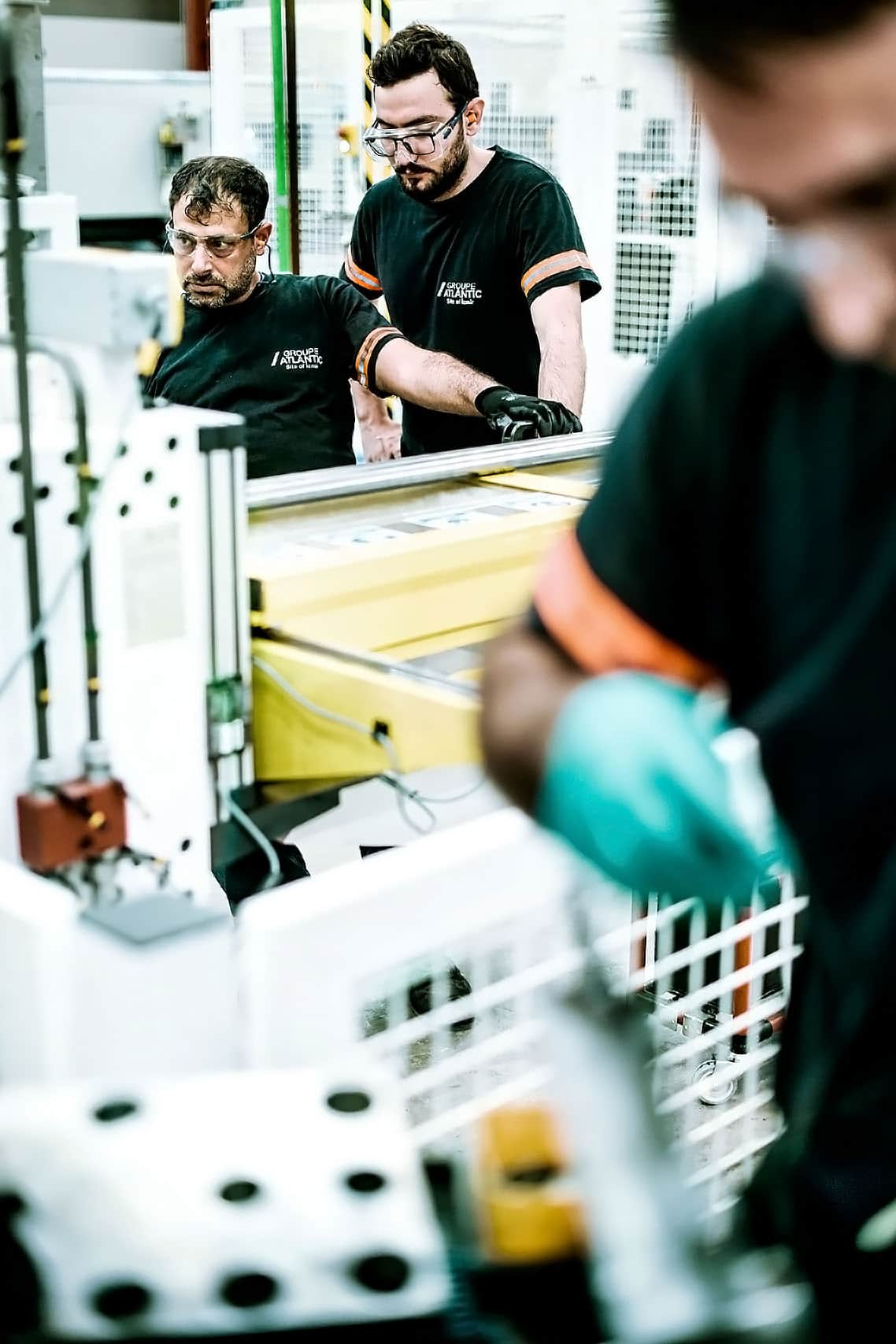 Photographe industriel en usine. Ouvriers au travail dans l'usine du groupe Atlantic à Izmir