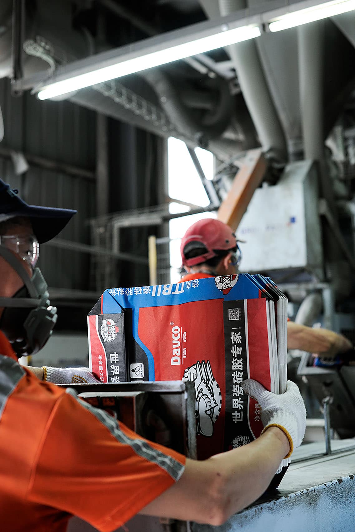 remplissage des sacs d'enduit en poudre de l'usine usine Davco à Guangzhou en Chine