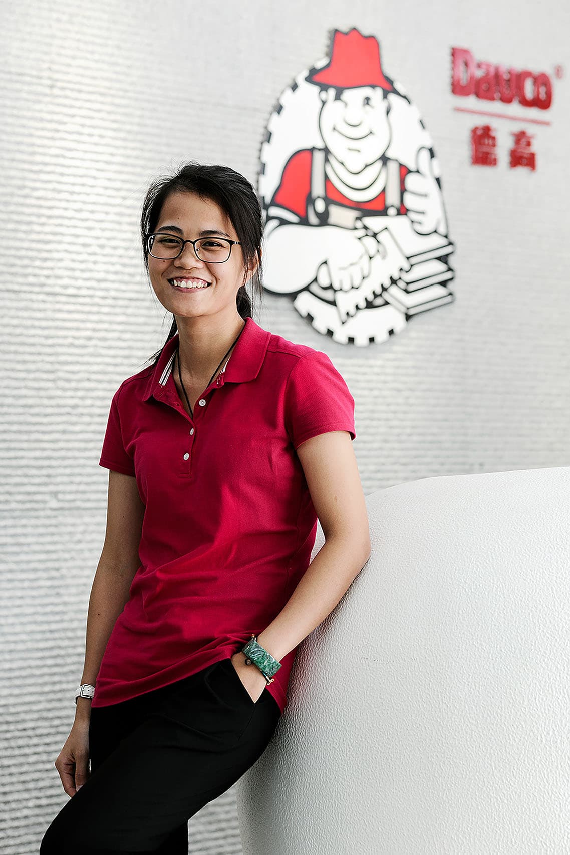 Portait d'une employée au siège de la société Davco à Guangzhou