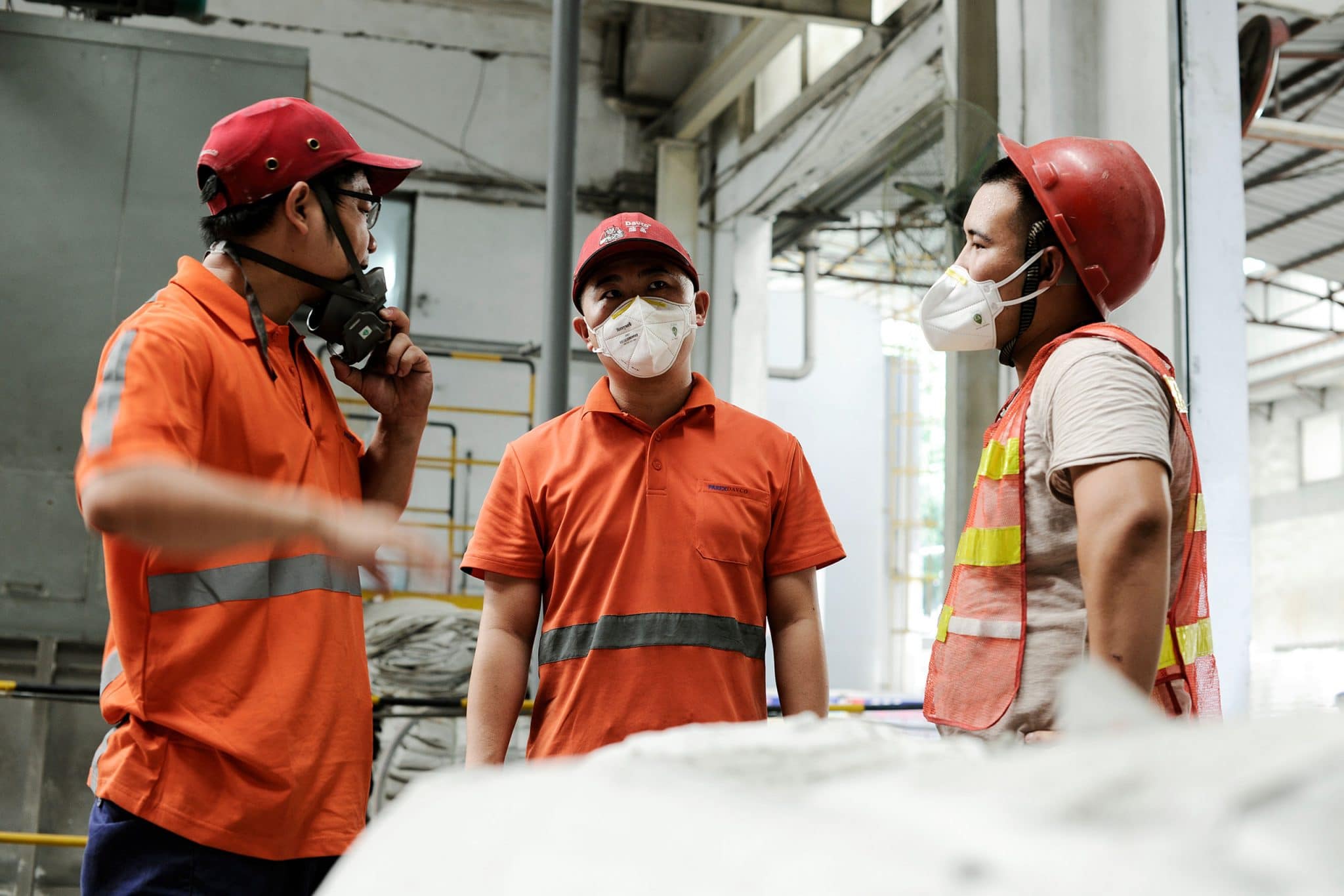 Travail d'équipe des ouvriers Davco dans l'usine de production à Guangzhou