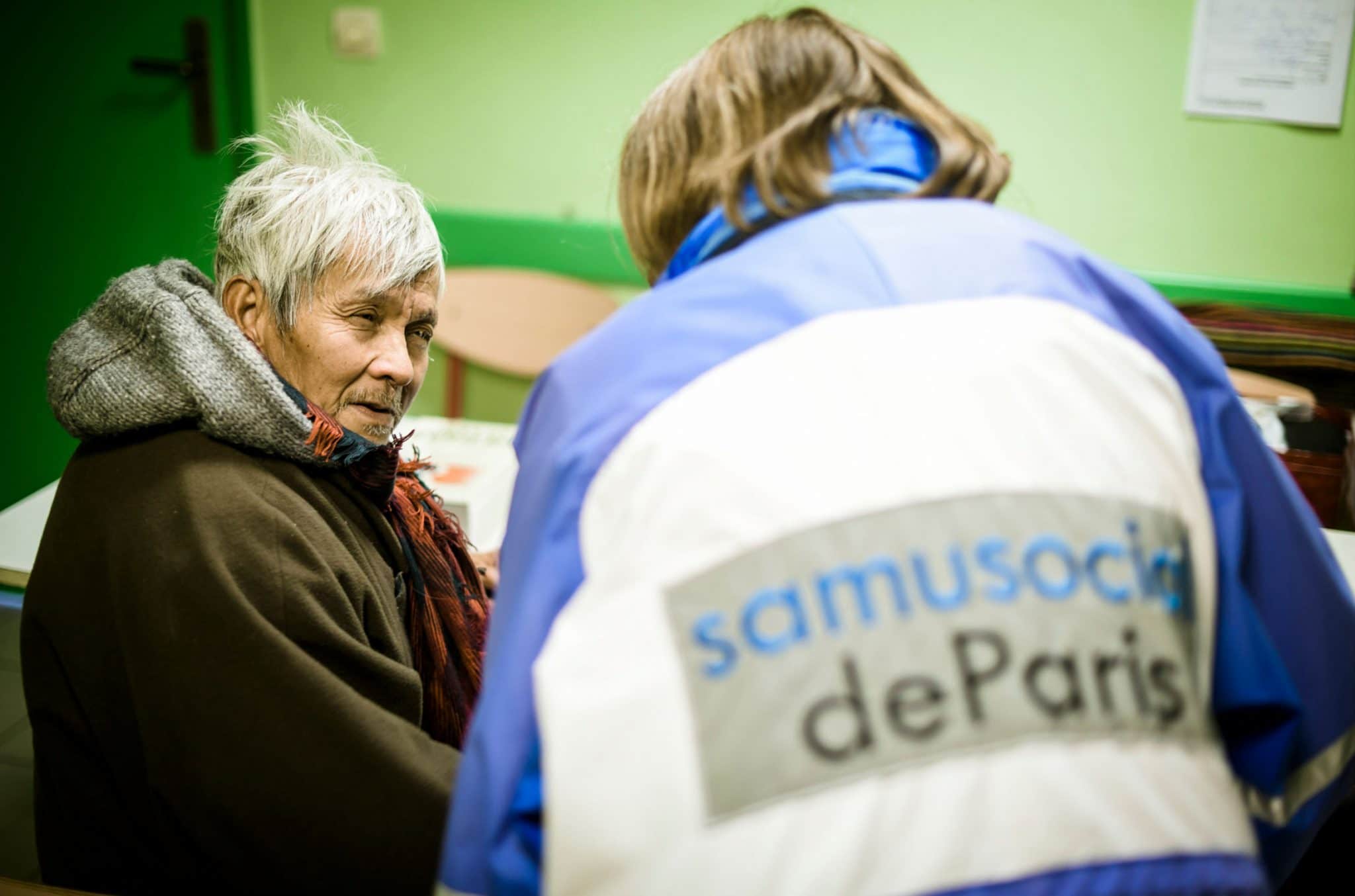 Accueil d'un SDF au samu Social de Paris. Reportage photo pour la Haute Autorité de santé