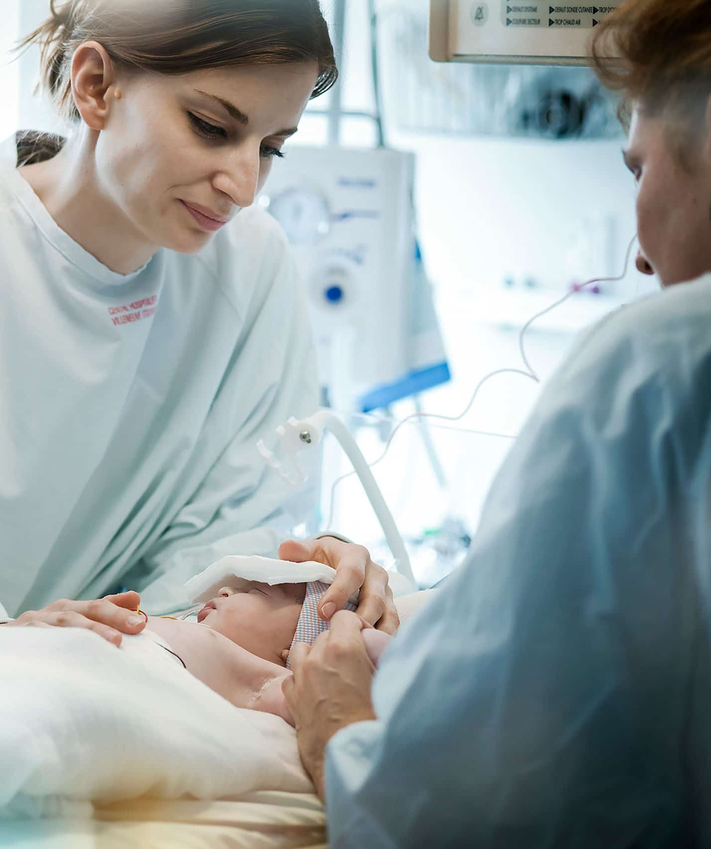 reportage sur les professionnels de la santé en milieu hospitalier. Les premiers soins du nouveau-né