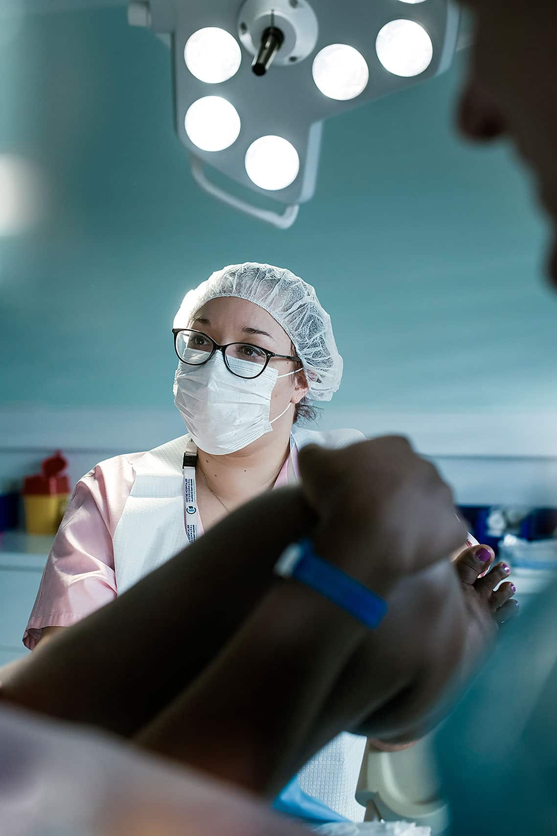 Reportage photo médical en hôpital pour la HAS. Sage femme préparant l'accouchement par voie naturelle