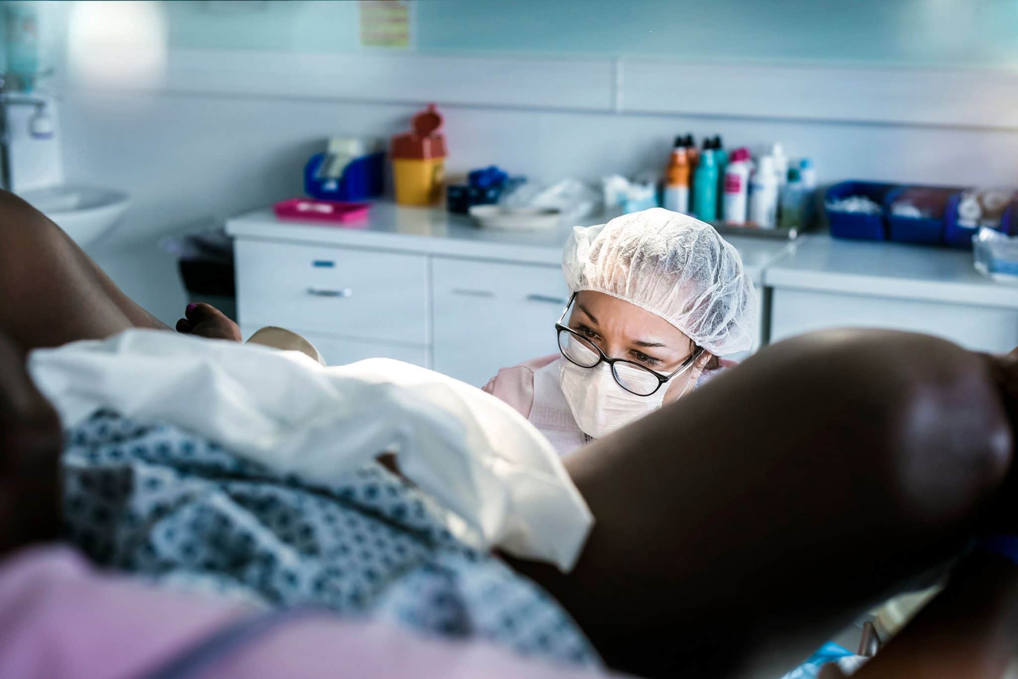 Reportage photo Santé en hôpital pour la HAS. Sage-femme pratiquant un accouchement.