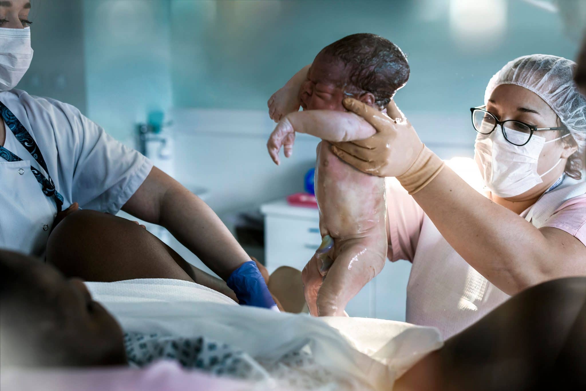 Reportage photo Santé/médical en hôpital pour la HAS. délivrance du nouveau-né par la sage femme