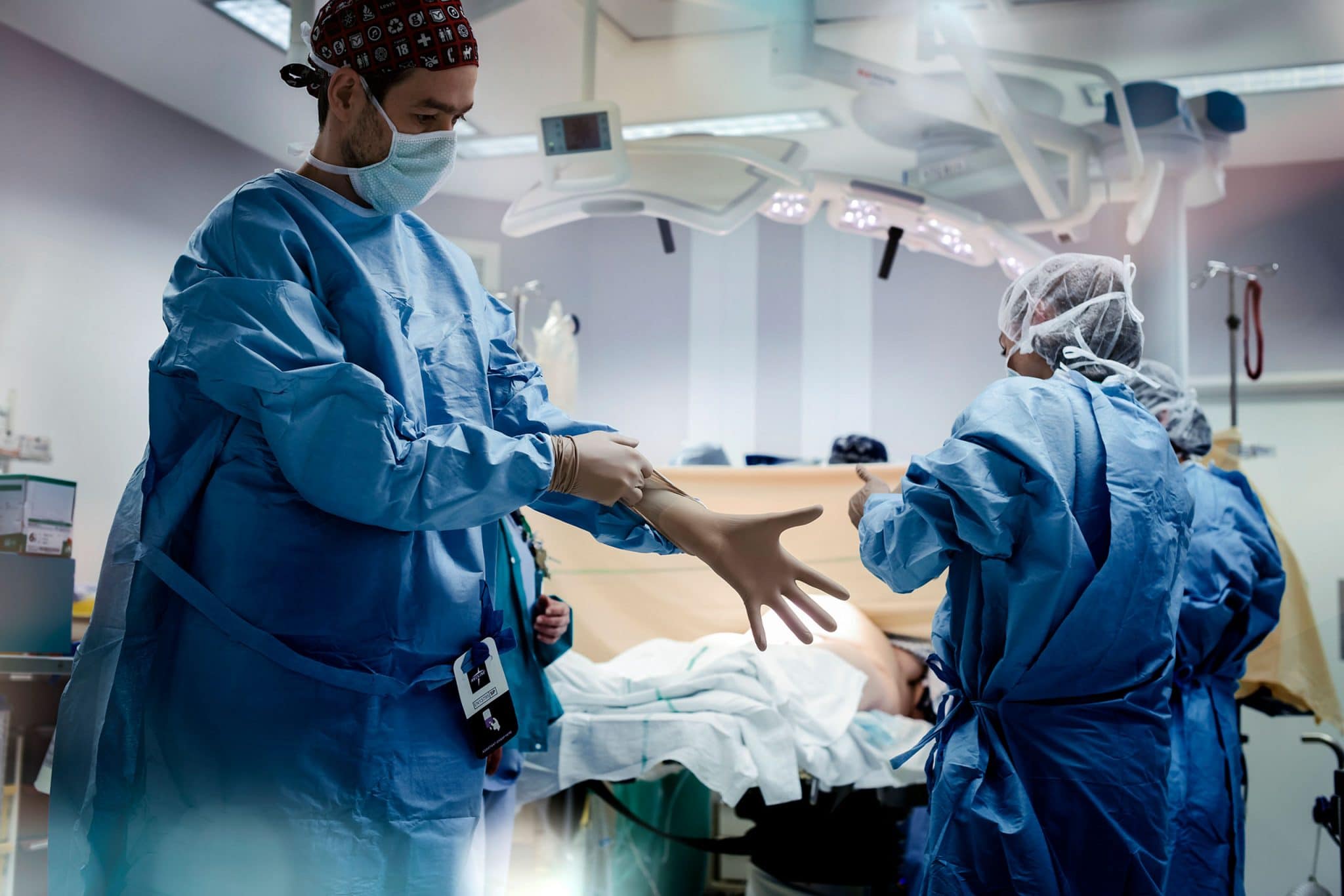 Reportage photo corporate en hôpital. protection et hygiène au bloc opératoire