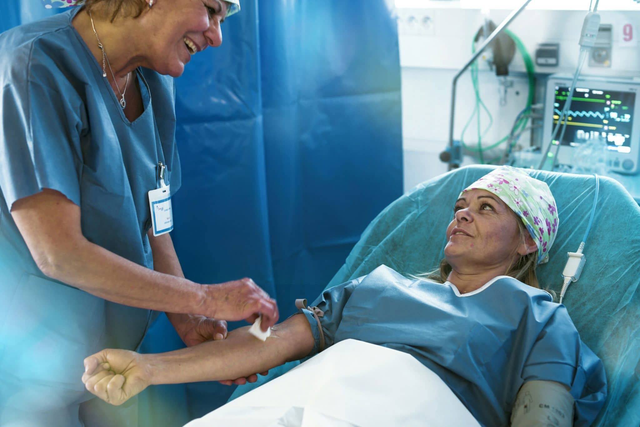 Reportage photo corporate pour la HAS en milieu hospitalier. anesthésiste et son patient avant l’intervention chirurgicale