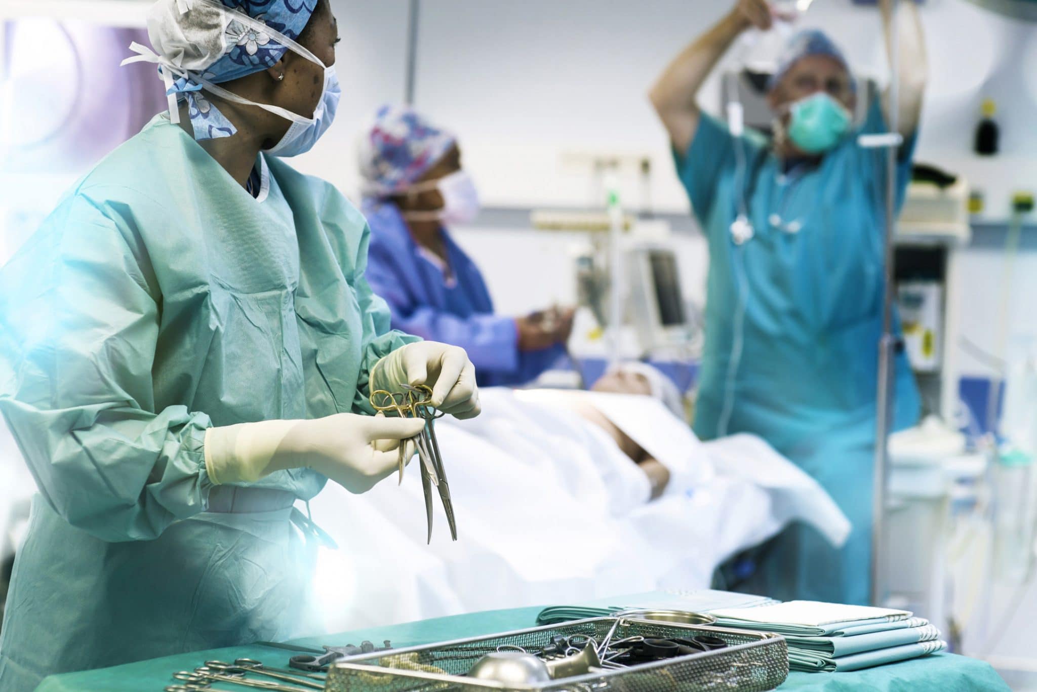Reportage photo pour la Haute Autorité de santé en milieu hospitalier. Comptage des instruments avant l'intervention chirurgicale