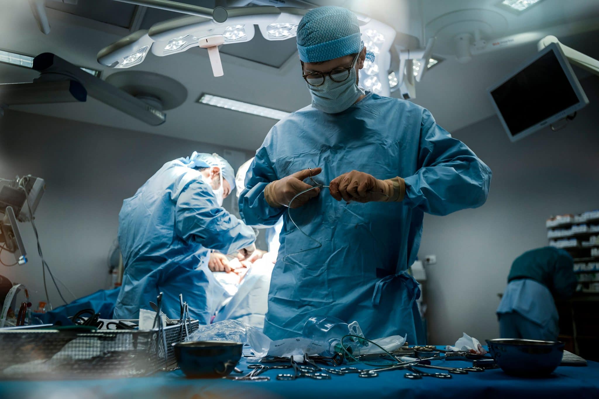 Reportage photo corporate pour la HAS. Préparation d'un cathéter au bloc opératoire