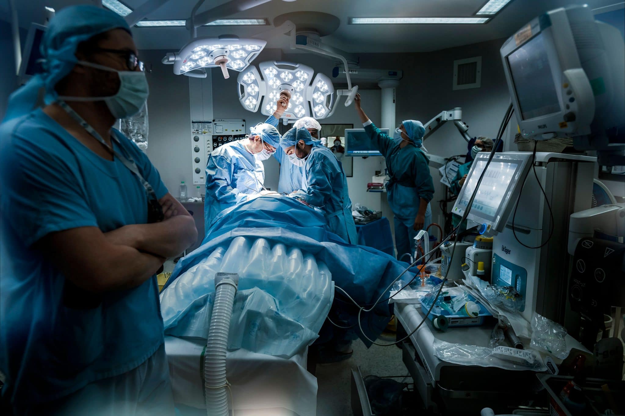 Reportage photo santé en milieu hospitalier pour la Haute Autorité de santé. Vue générale d'un bloc opératoire pendant une intervention chirurgicale
