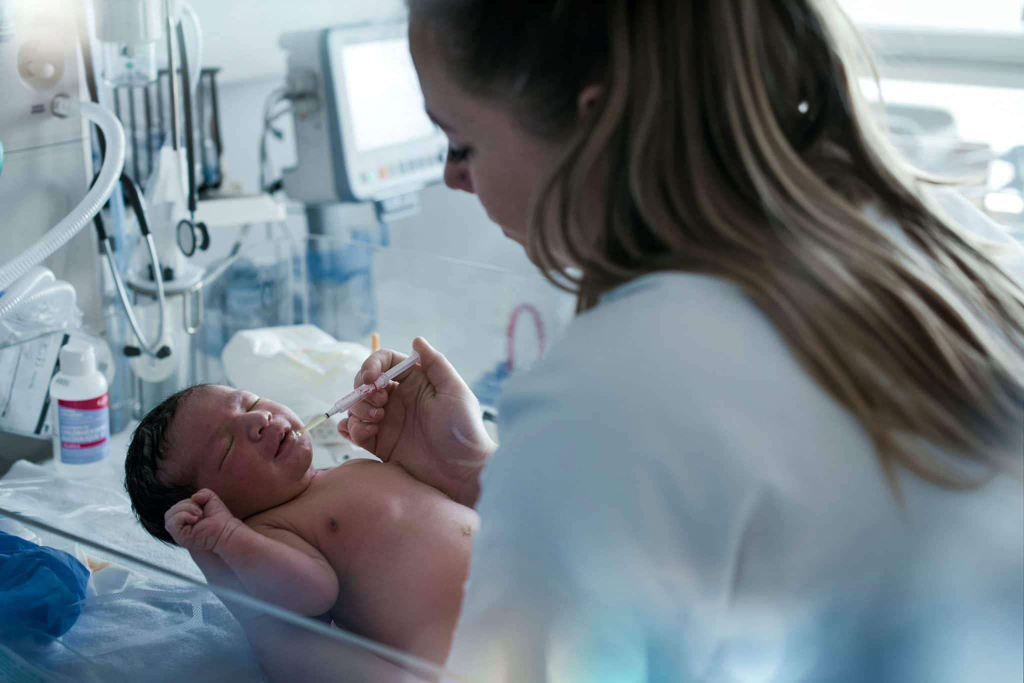 Reportage photo santé en milieu hospitalier pour la HAS. prise en charge du nouveau-né à la maternité
