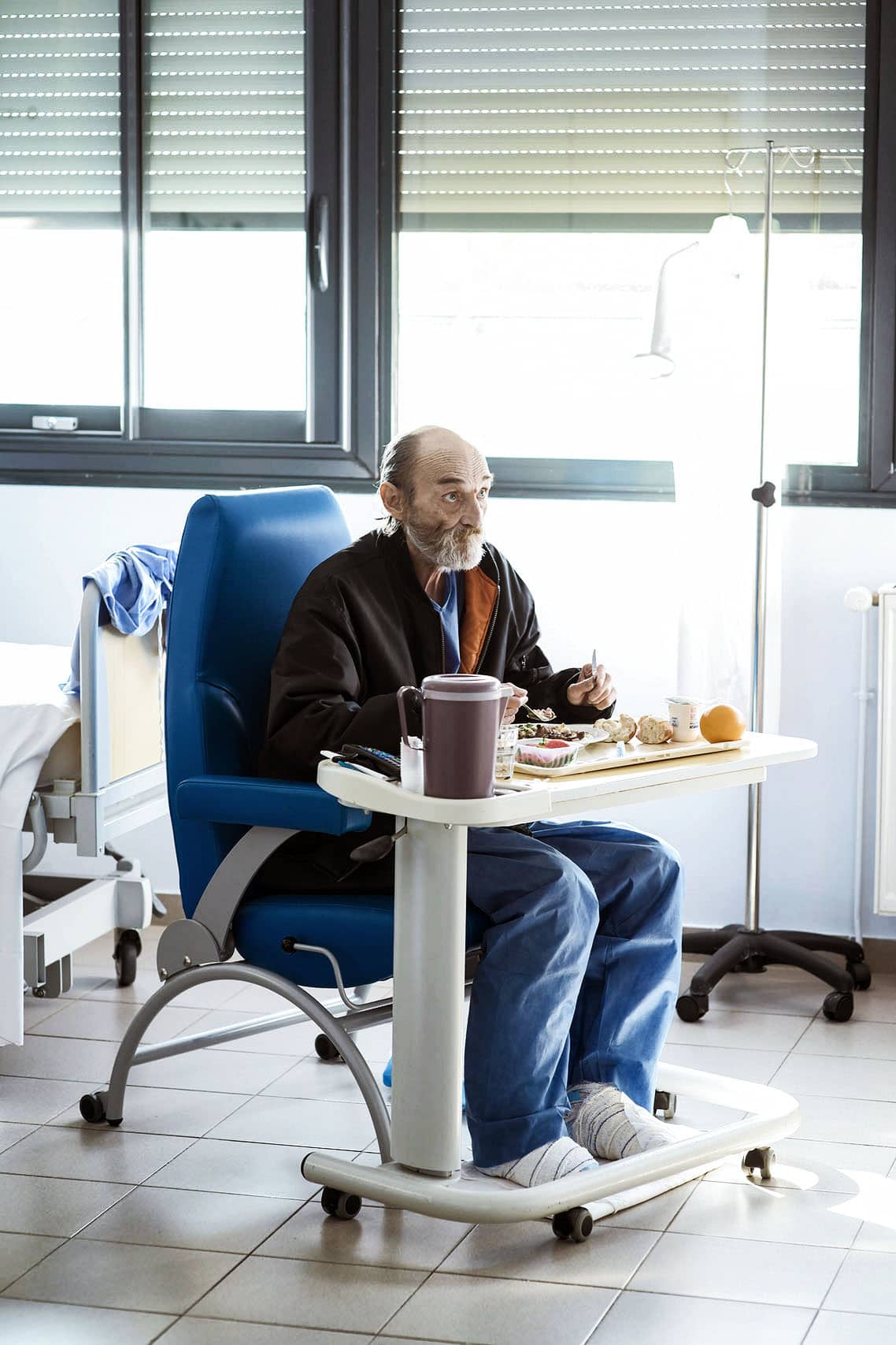 Reportage corporate pour la HAS. Déjeuner d'un patient dans sa chambre