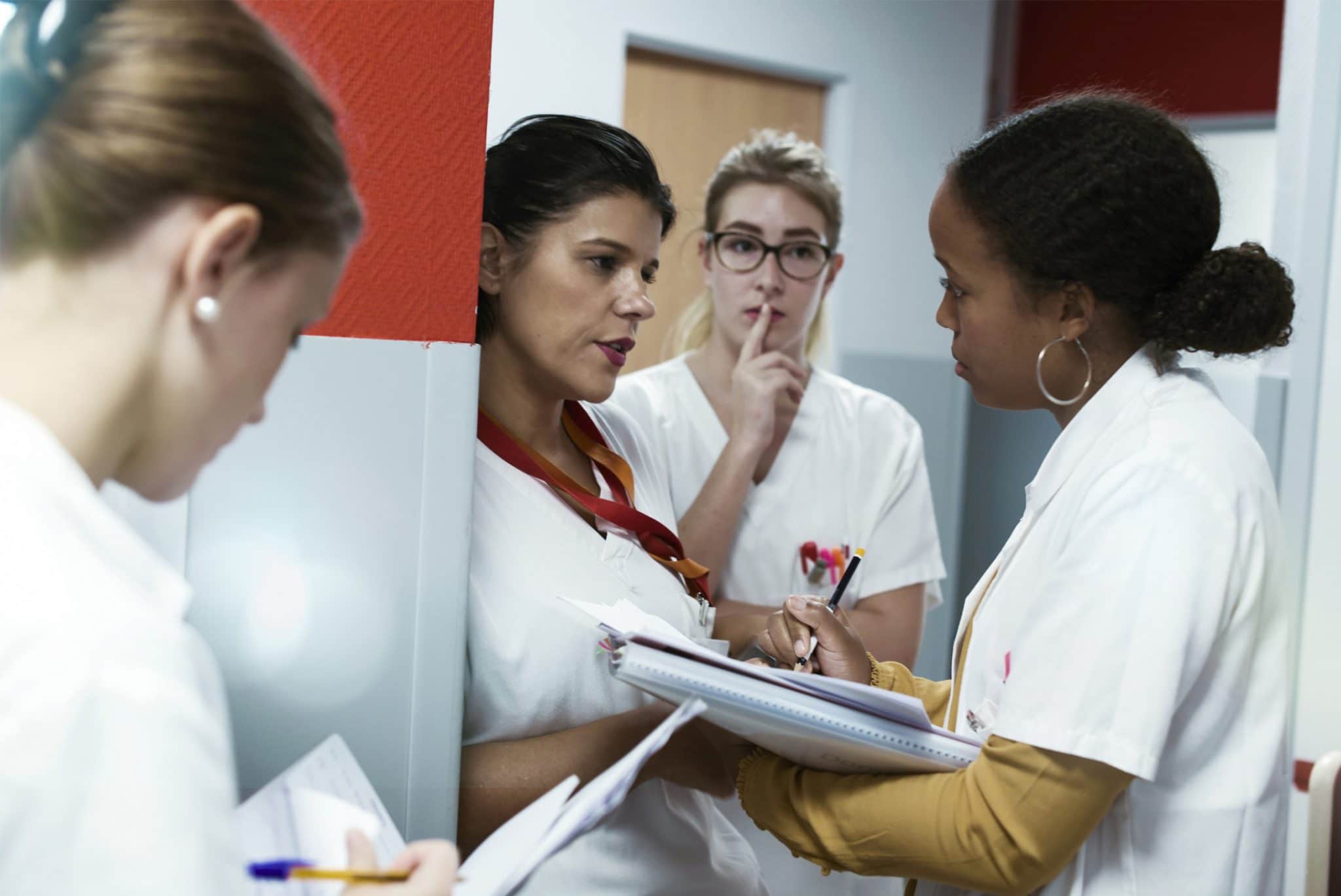 Reportage photo santé/médical en milieu hospitalier pour la Haute Autorité de santé. Briefing des infirmières et aides soignantes