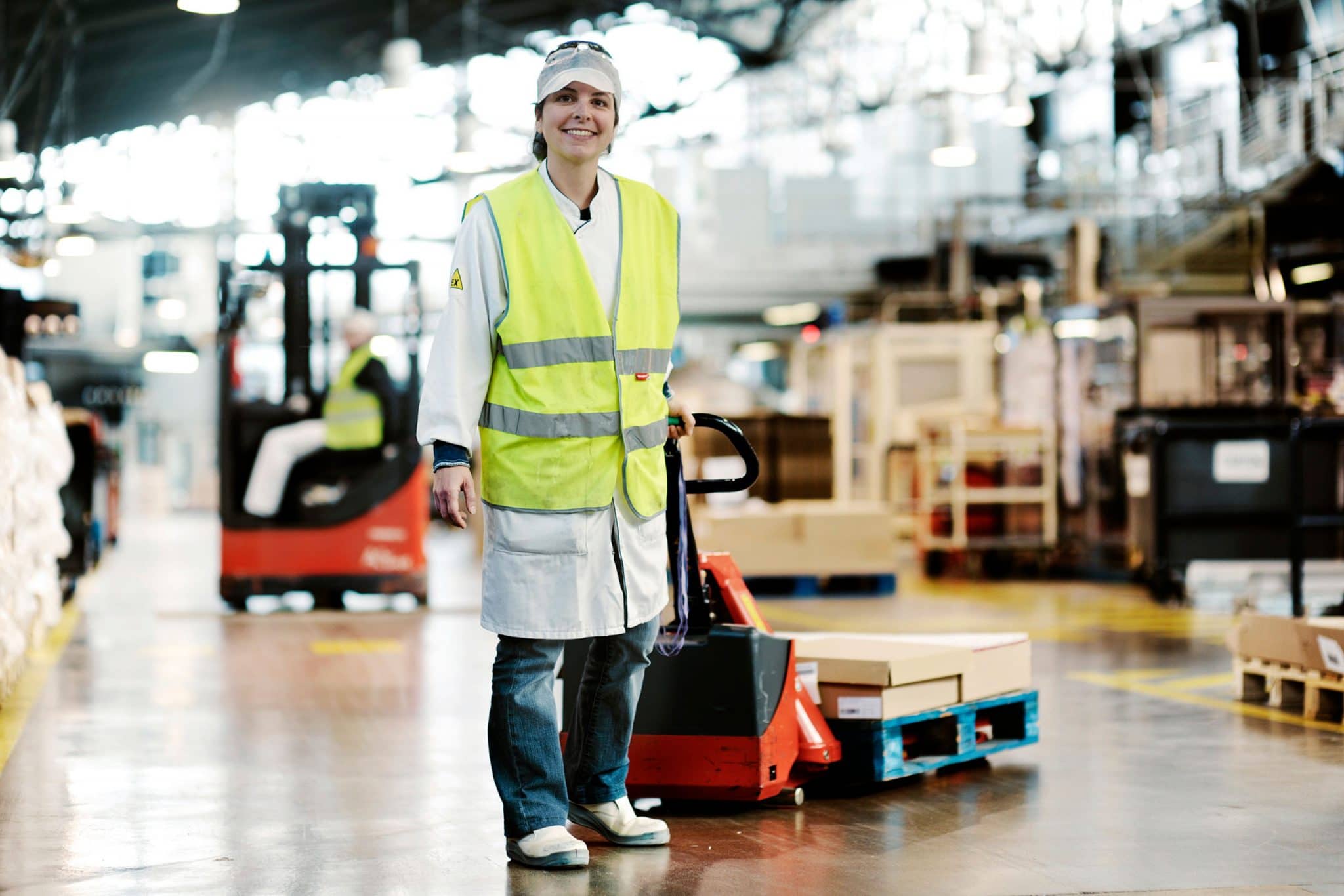 portrait industriel d'une cariste dans l'usine de La barbière chez L'Oréal