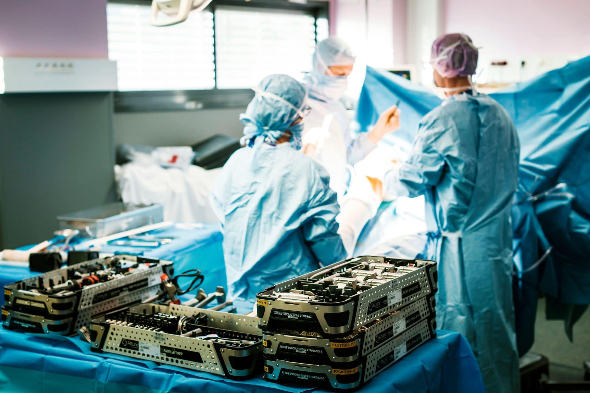 Photographe pro au bloc opératoire. détail des instrument de chirurgie orthopédique au bloc opératoir de la clinique du sport
