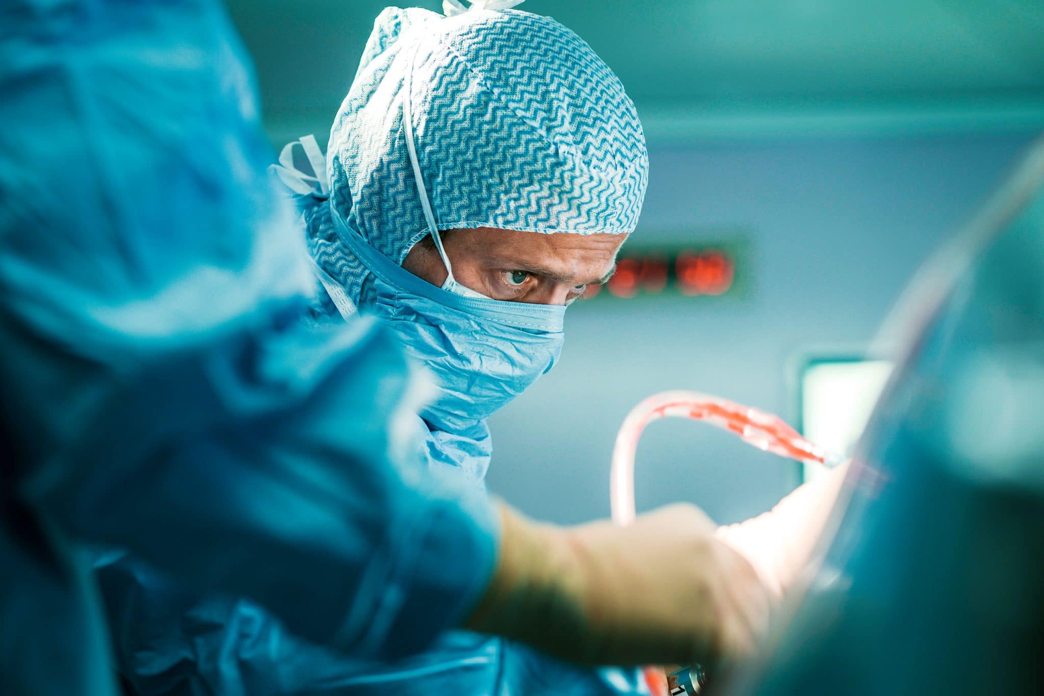 Reportage photo médical. Chirurgien au bloc opératoire