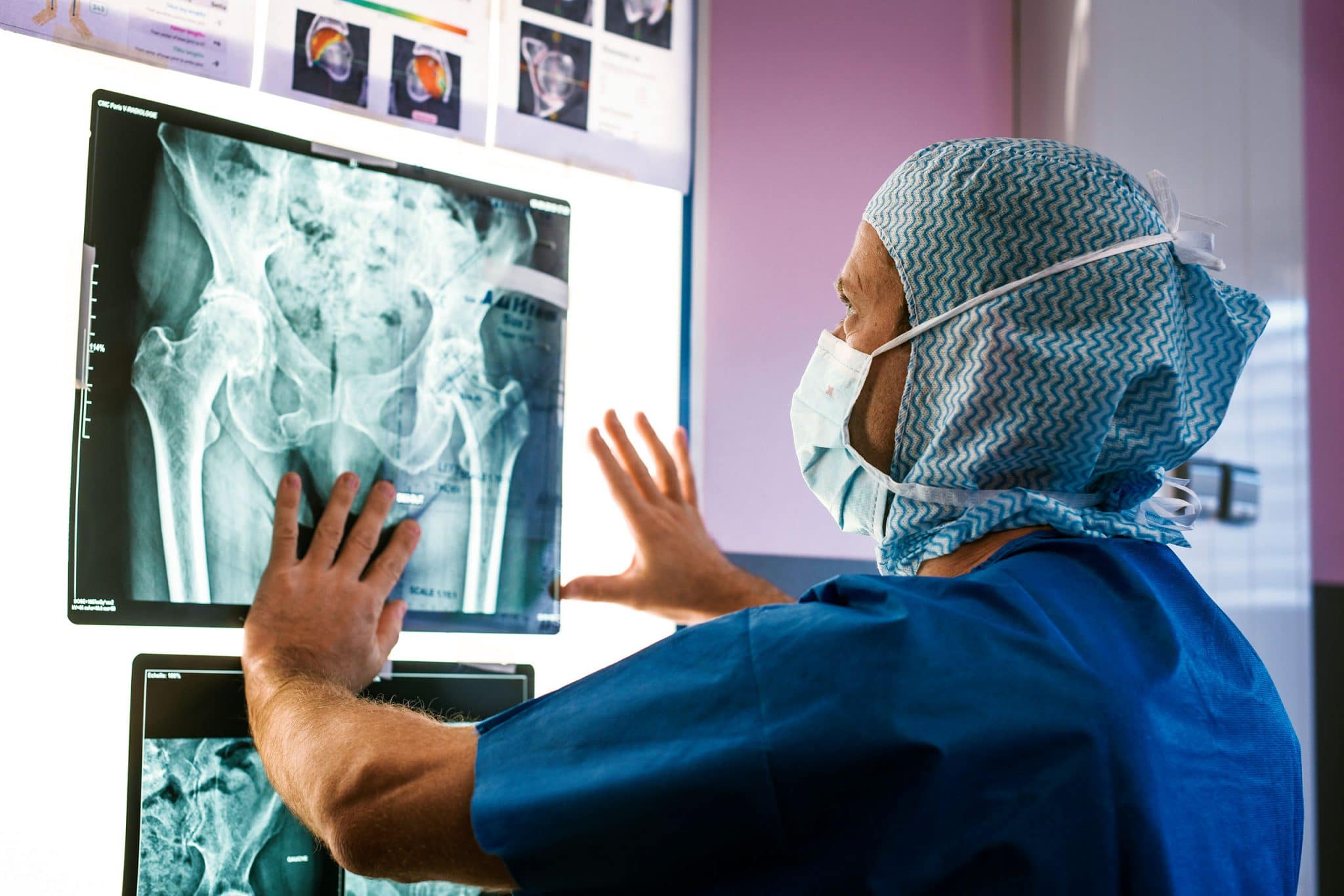 Photographie médicale. Observation d'une radio du bassin en bloc opératoire