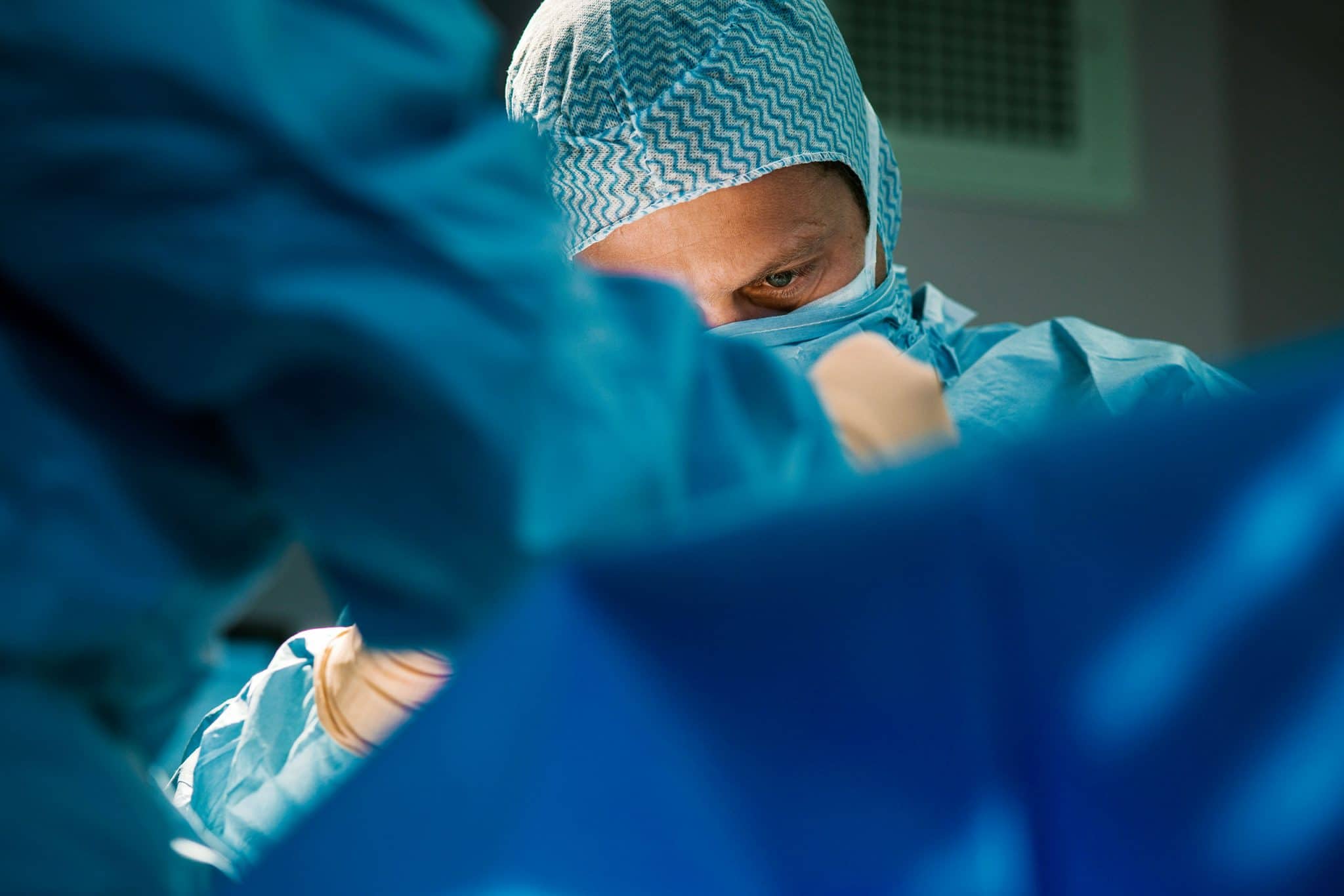 Photographe médical. Concentration d'un chirurgien orthopédiste en cour d'intervention chirurgicale