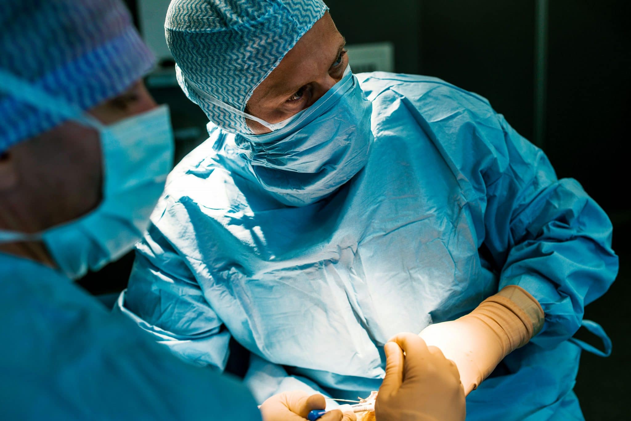 Photo au bloc opératoire. Le chirurgien orthopédiste Matthieu Meyer en cour d'intervention chirurgicale