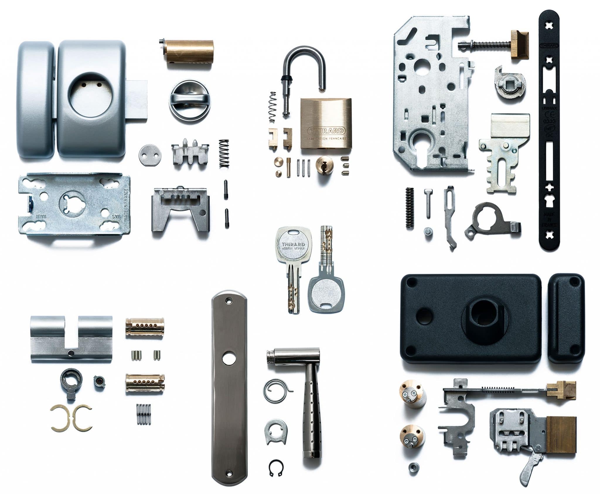 pack shot éclaté de serrure, poignée et cadenas pour Thirard, fabricant de sécurité