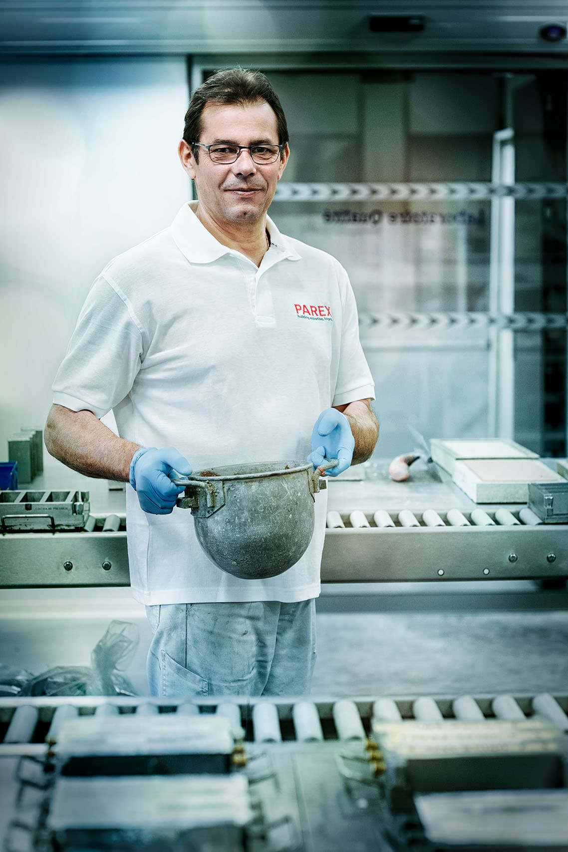 Portrait industriel en usine d'un employé de Parexlanko