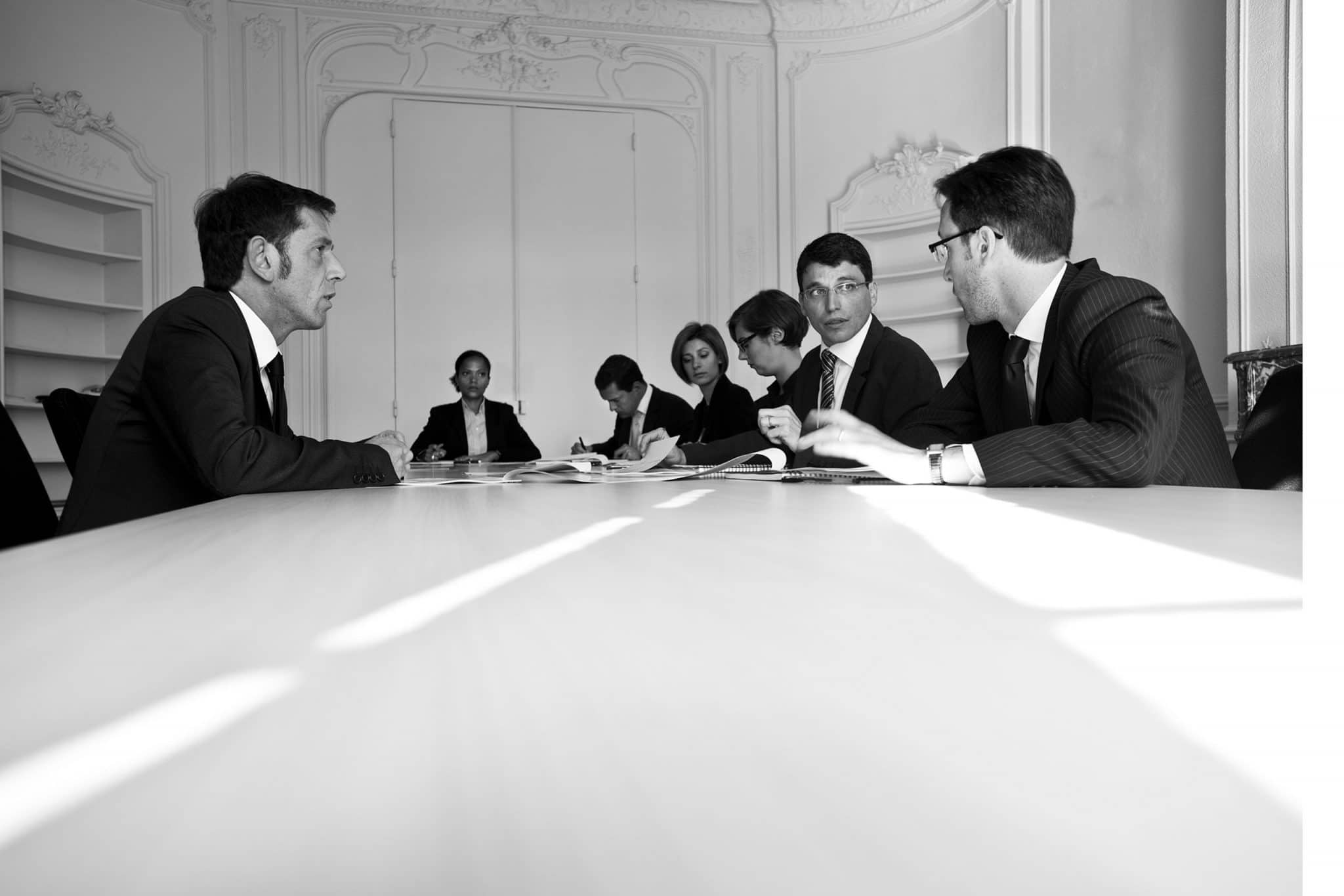 Photo d'employés en salle de réunion