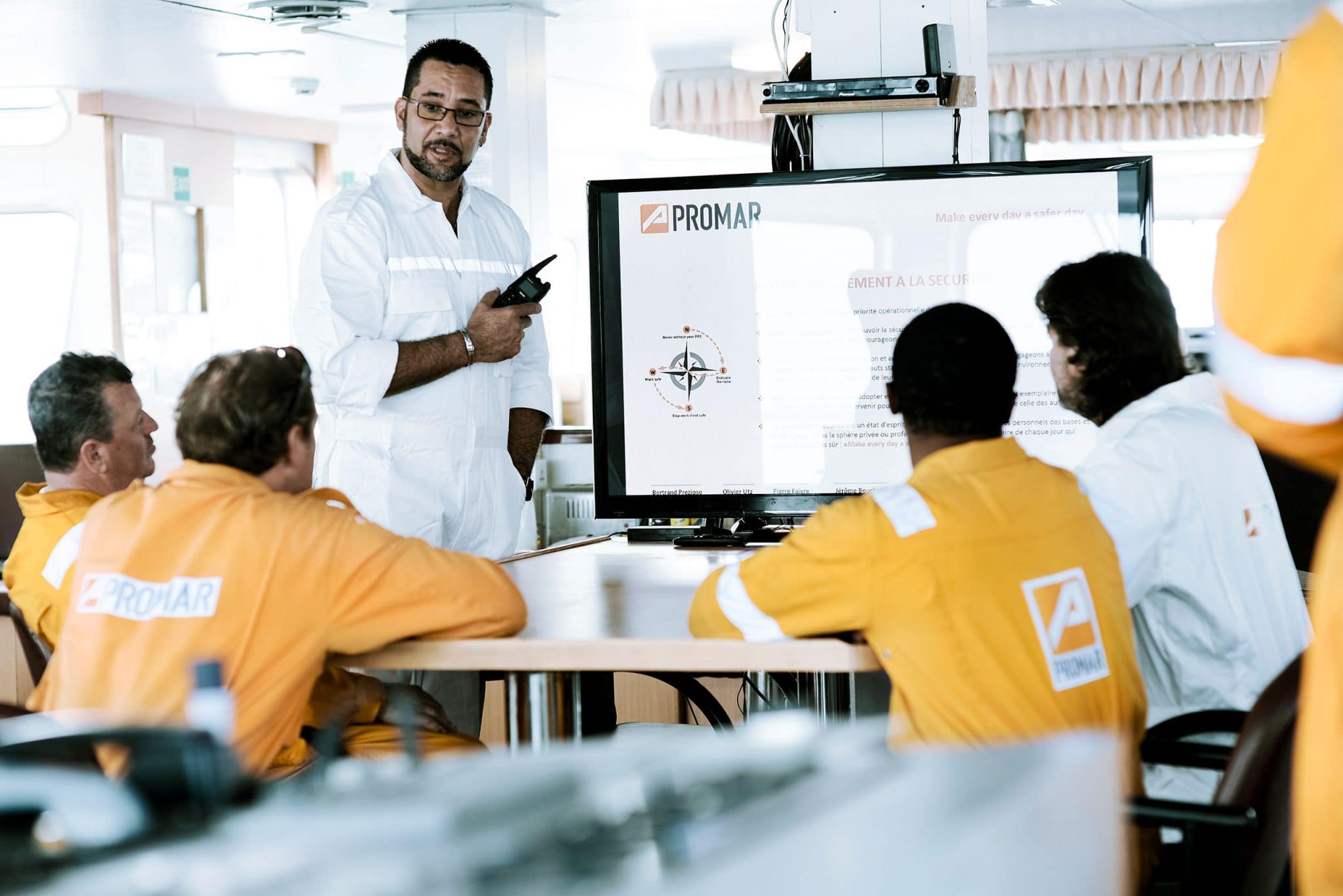 Photographe industriel certifié BOSIET & HUET. Reportage photo offshore. briefing sur la sécurité à bord du Mamona Serenity, navire spécialisé dans la maintenance et le support offshore pour Promar-Offshore