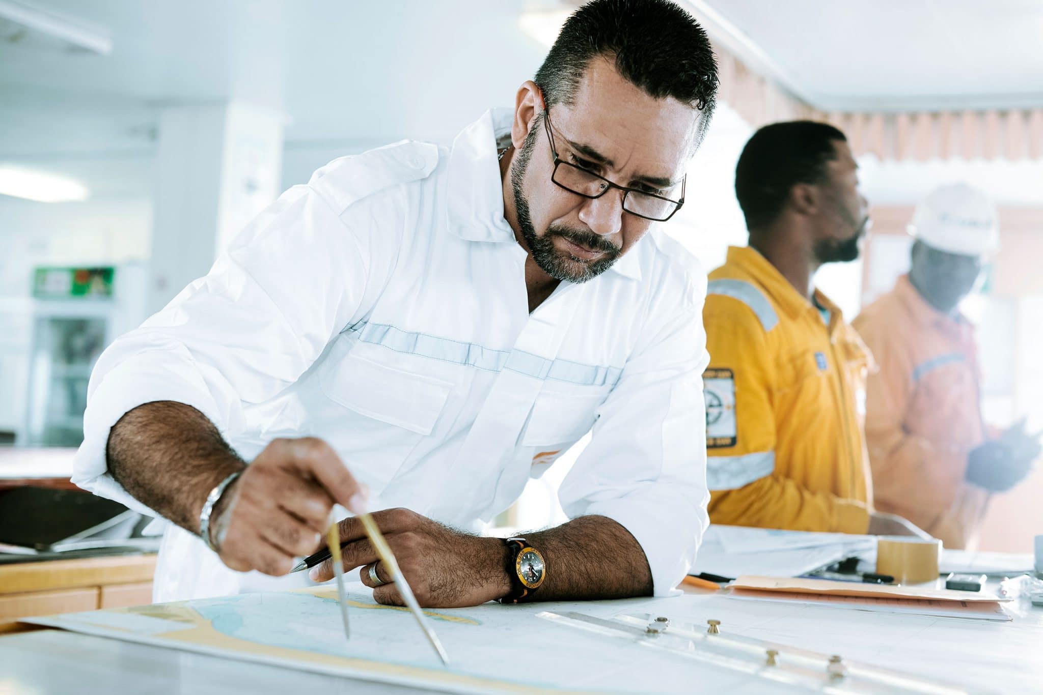 Reportage photo industriel dans le poste de commandement du Mamona Serenity, navire spécialisé dans la maintenance et le support offshore pour Promar-Offshore
