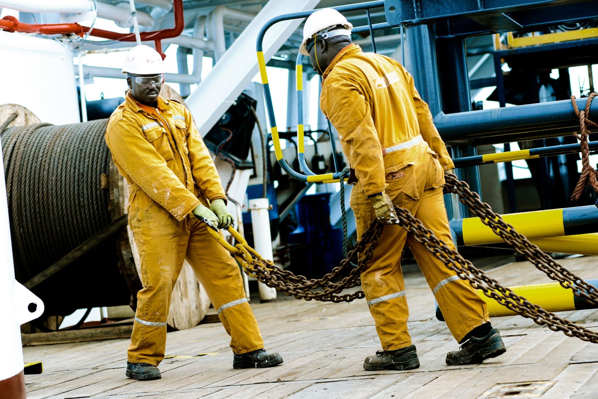 Photographe marine marchande. Manoeuvre sur le pont du Mamona Serenity en escale à Walvis Bay en Namibie pour Promar-Offshore