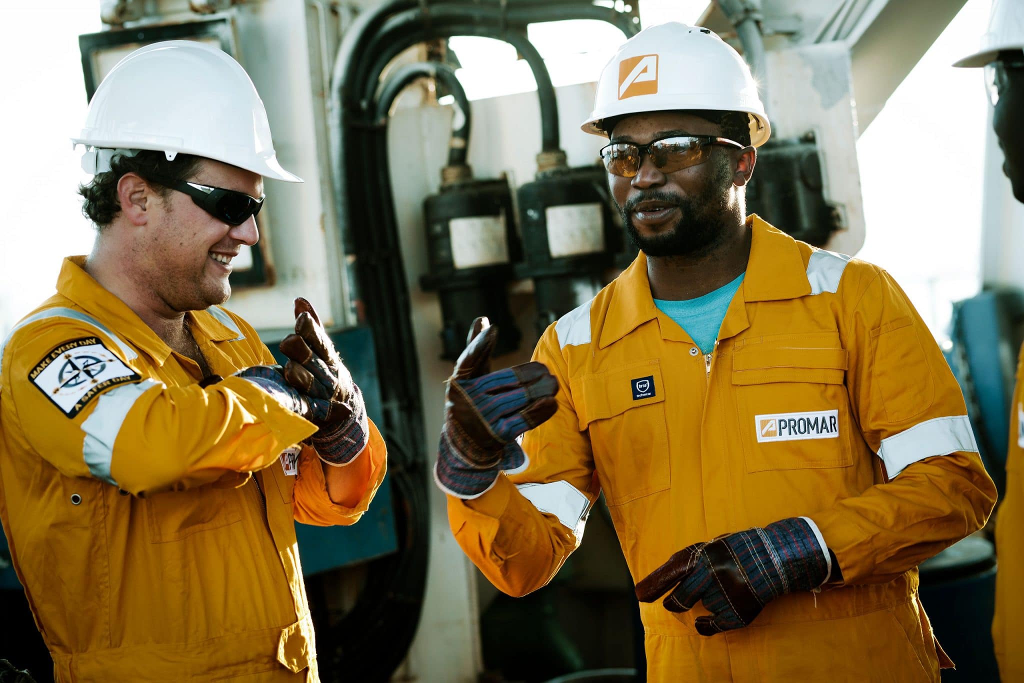 Photo industrielle en situation. 2 membres de l'équipage du Mamona Serenity à Walvis Bay pour Promar-Offshore