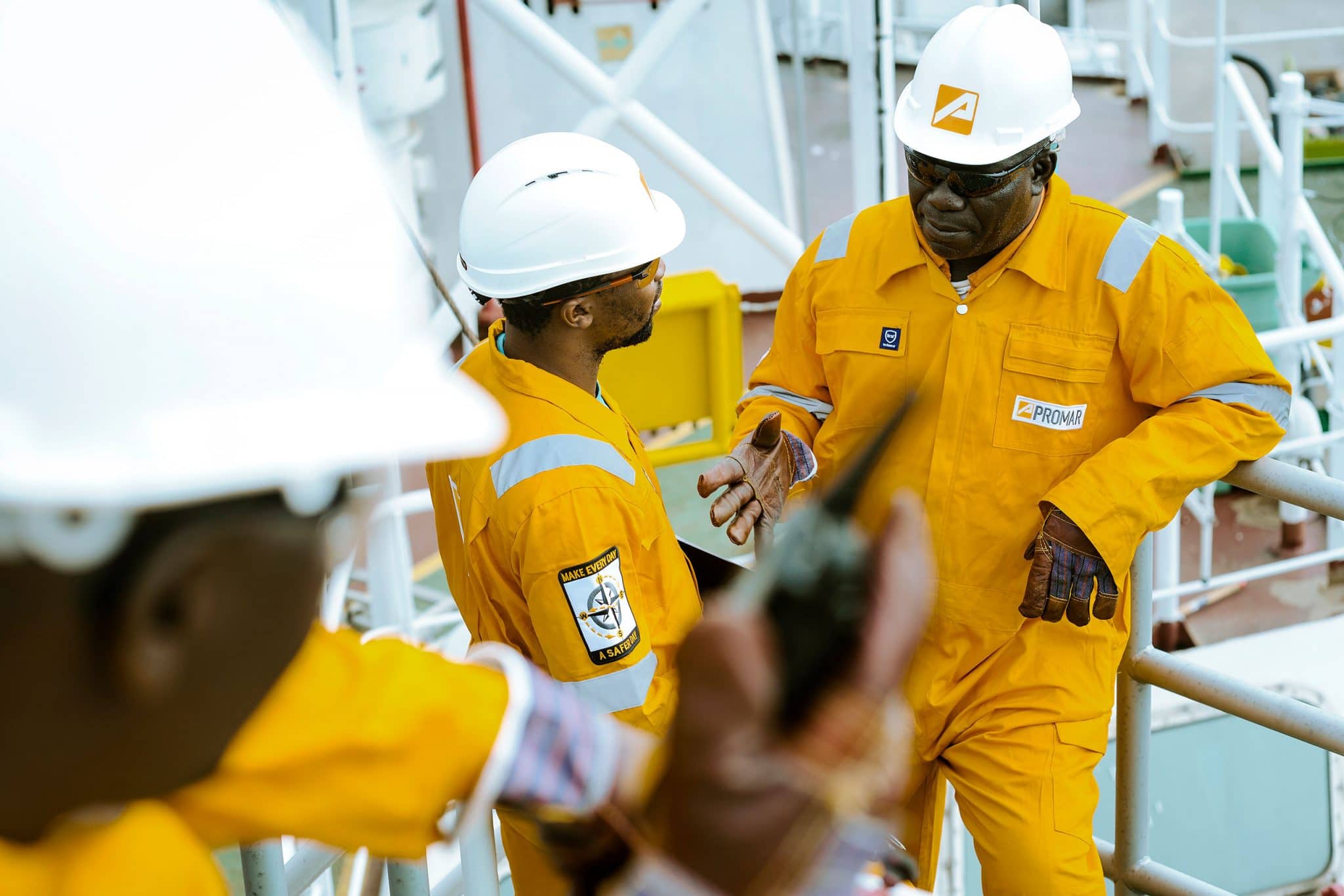 Reportage offshore dans le monde entier. Equipage à la manoeuvre sur le Mamona Serenity pour Promar-Offshore
