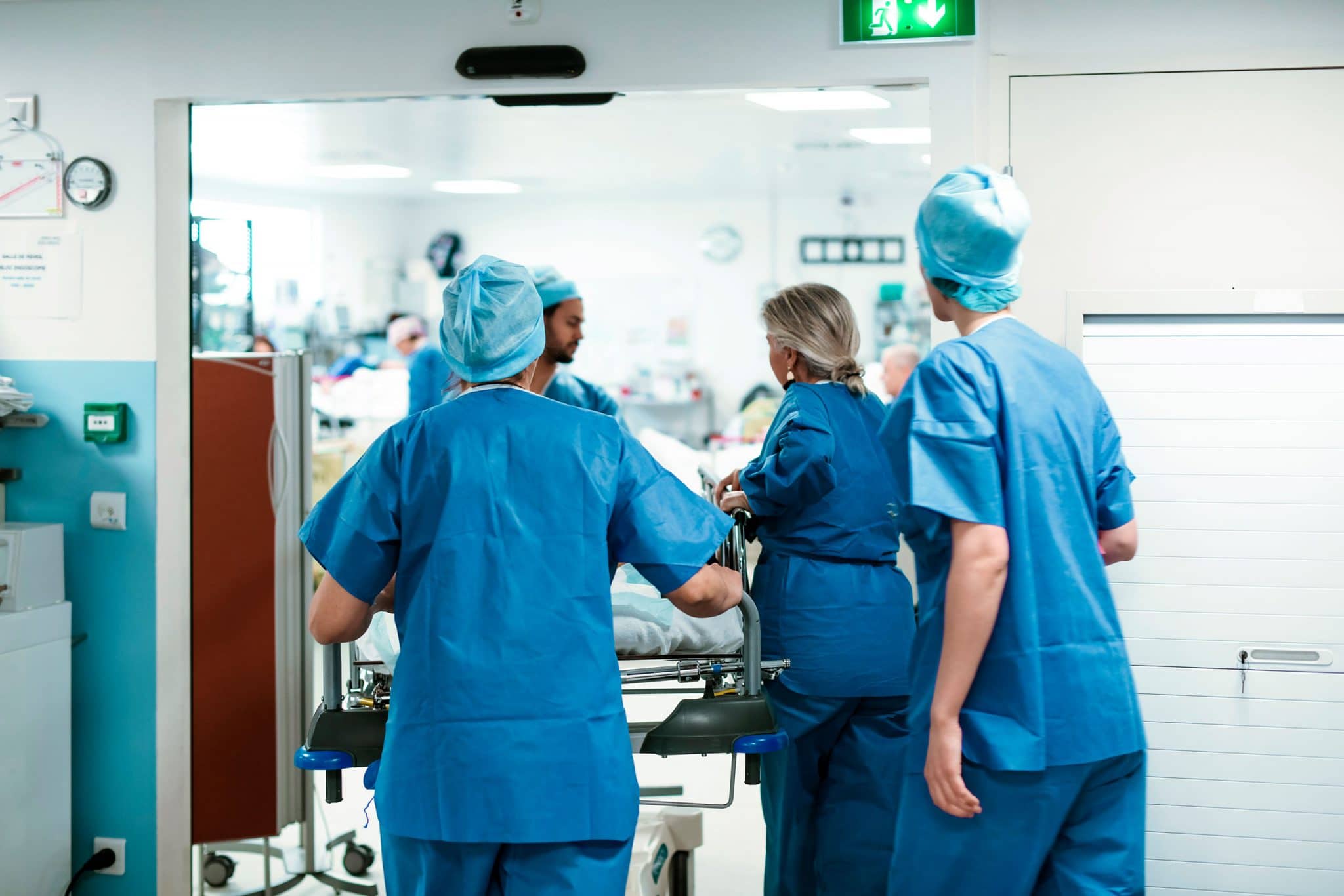 Reportage professionnel médical à Paris. Patient sortant du bloc opératoire dans un hôpital du Groupe ramsay Santé