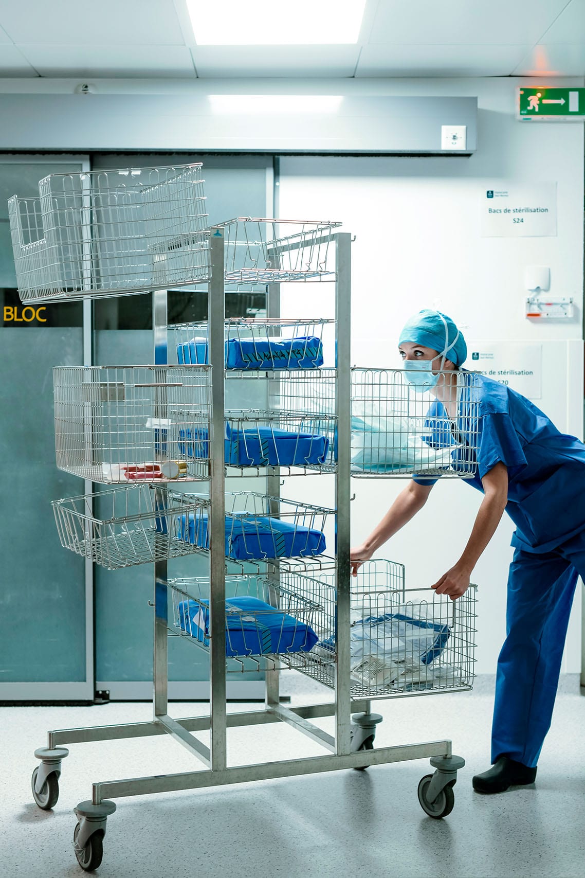Reportage médical. Ambiance dans le couloir d'un hôpital du groupe Ramsay Santé. photo de patrick Sordoillet