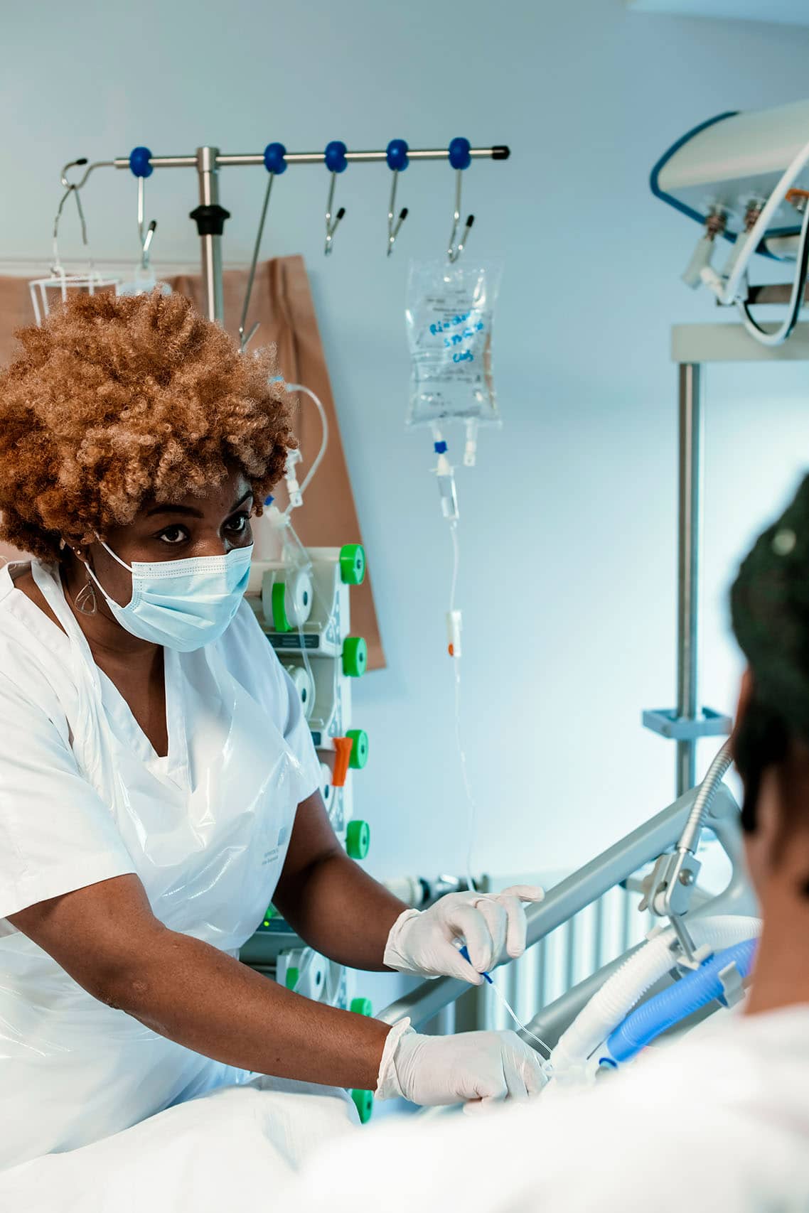 Photographe médical. Aide soignante auprès d'un patient chez Ramsay Santé